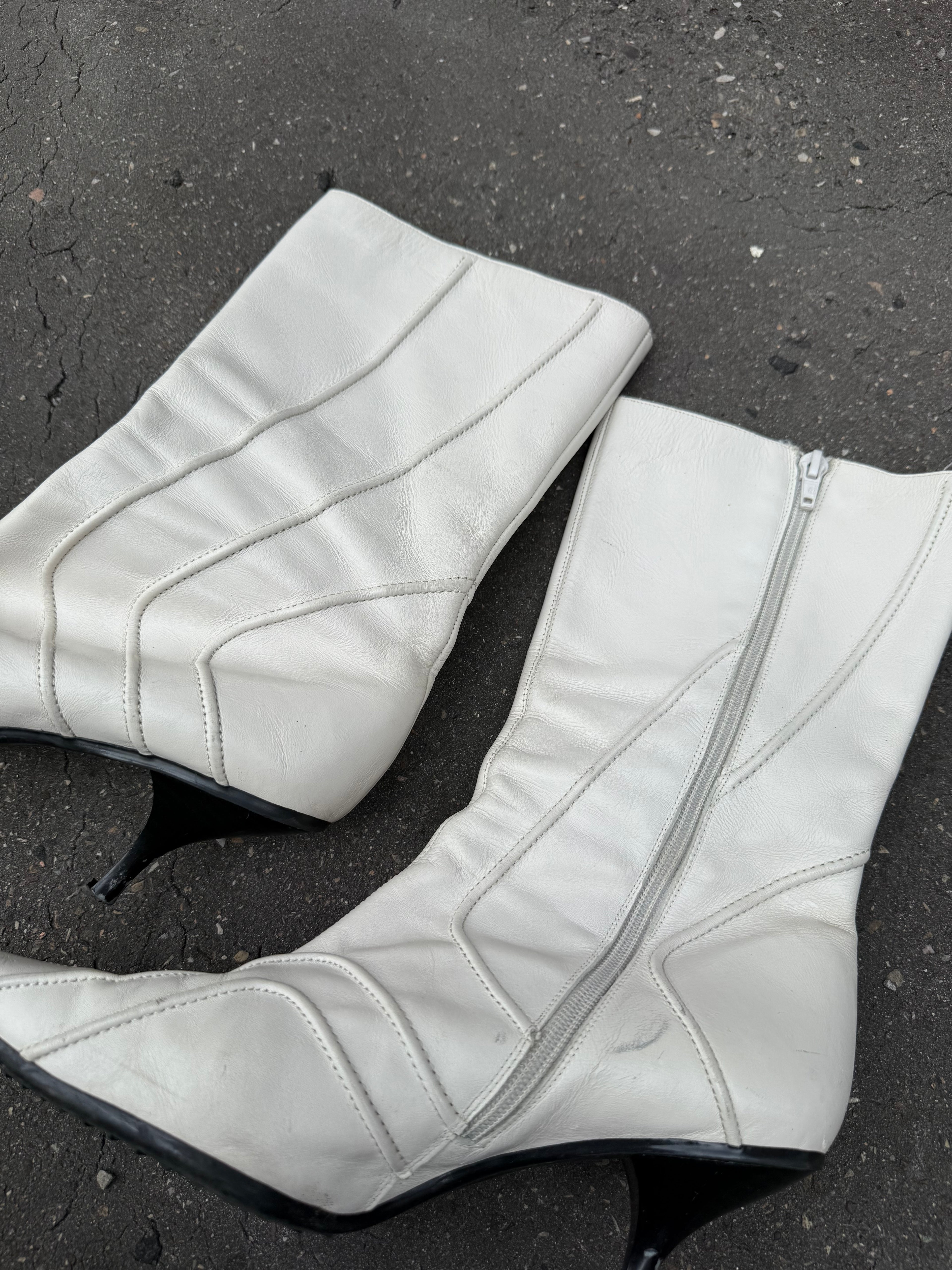 Weiße Leder Stiefel mit Absatz und Spitzer Front