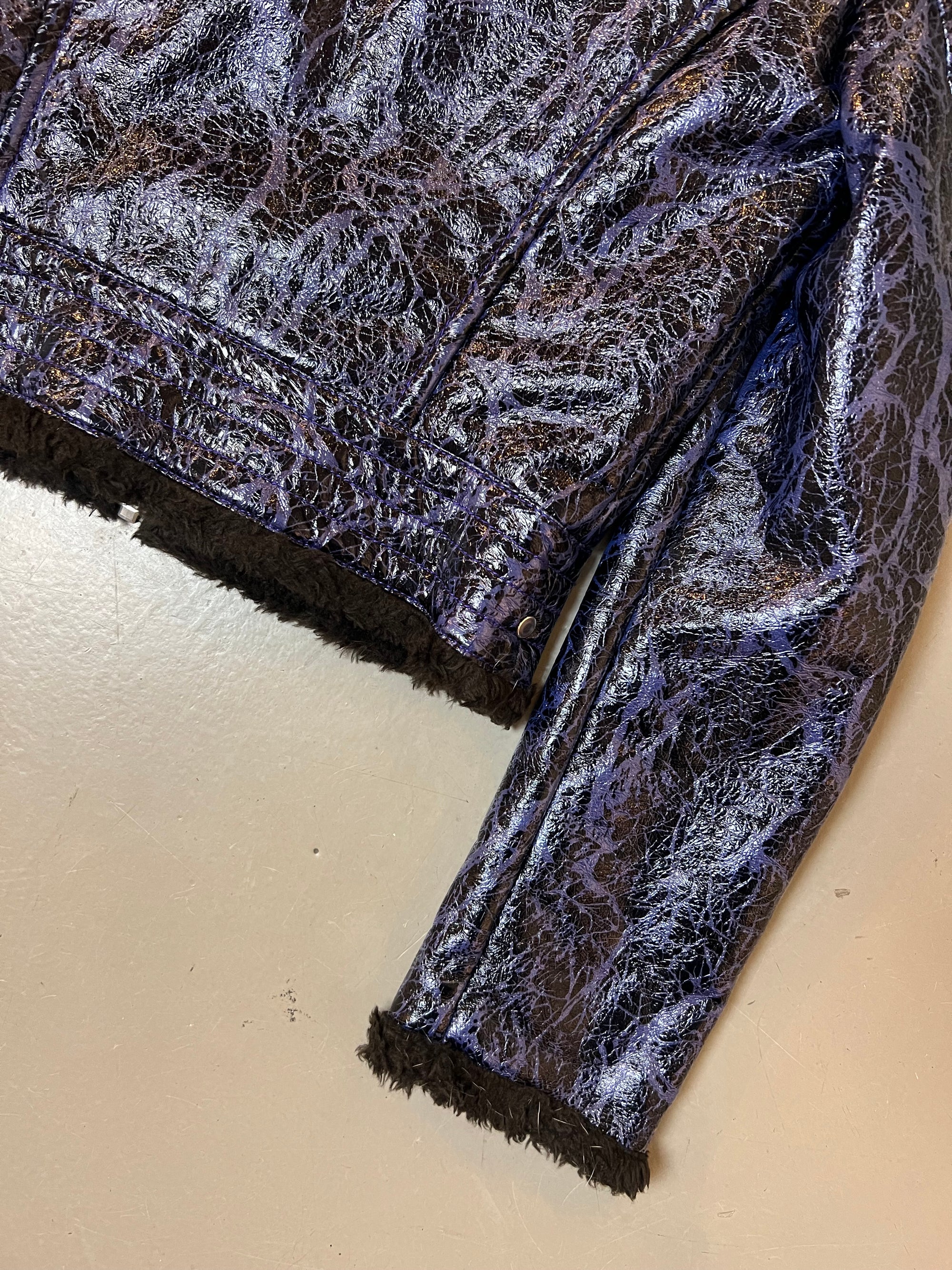 Zu sehen ist eine lila Miss Sixty Jacke mit Fell Kragen
