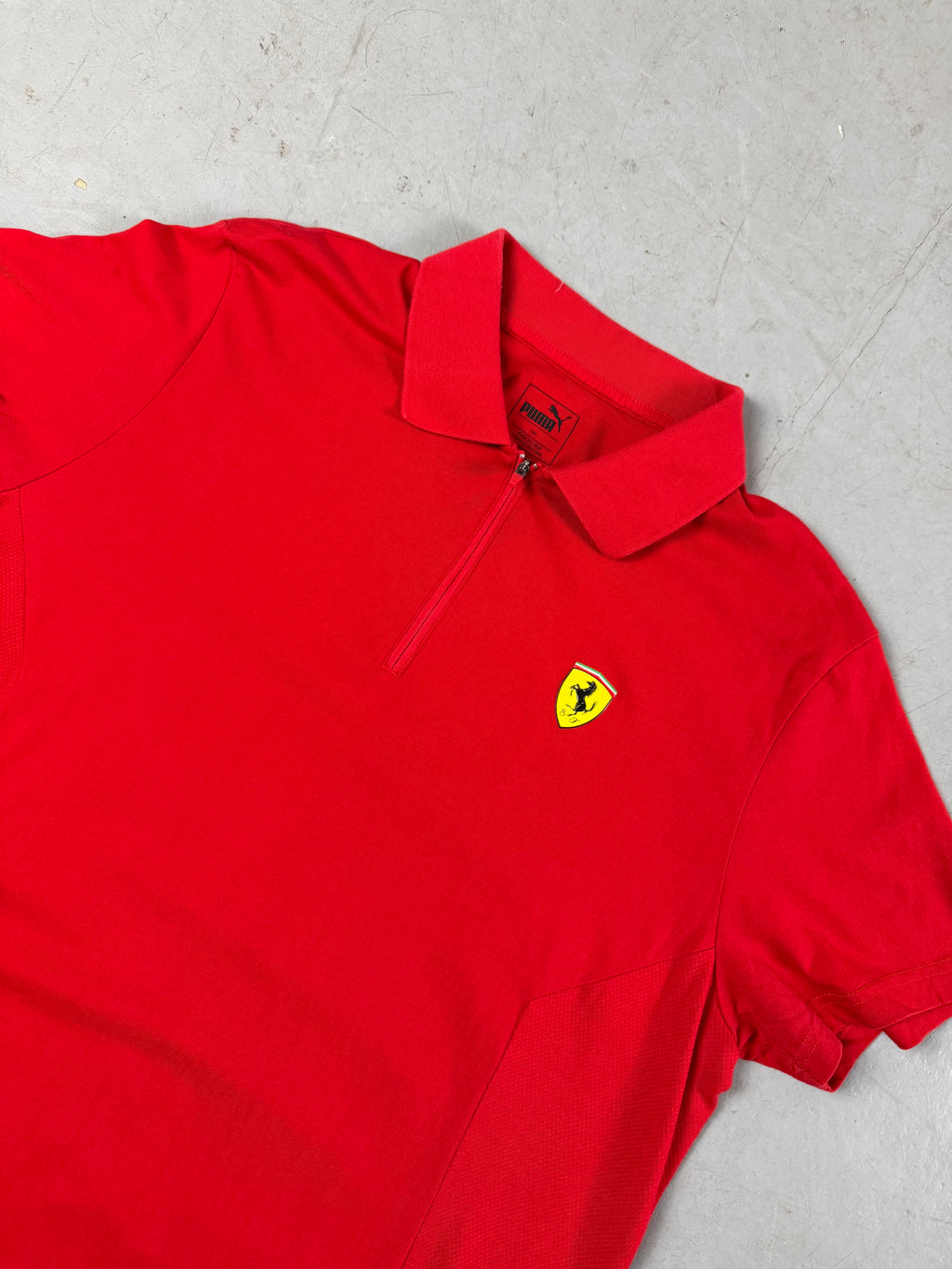 Detailbild von einem Vintage Puma Ferrari Red Polo T-Shirt von Kragen