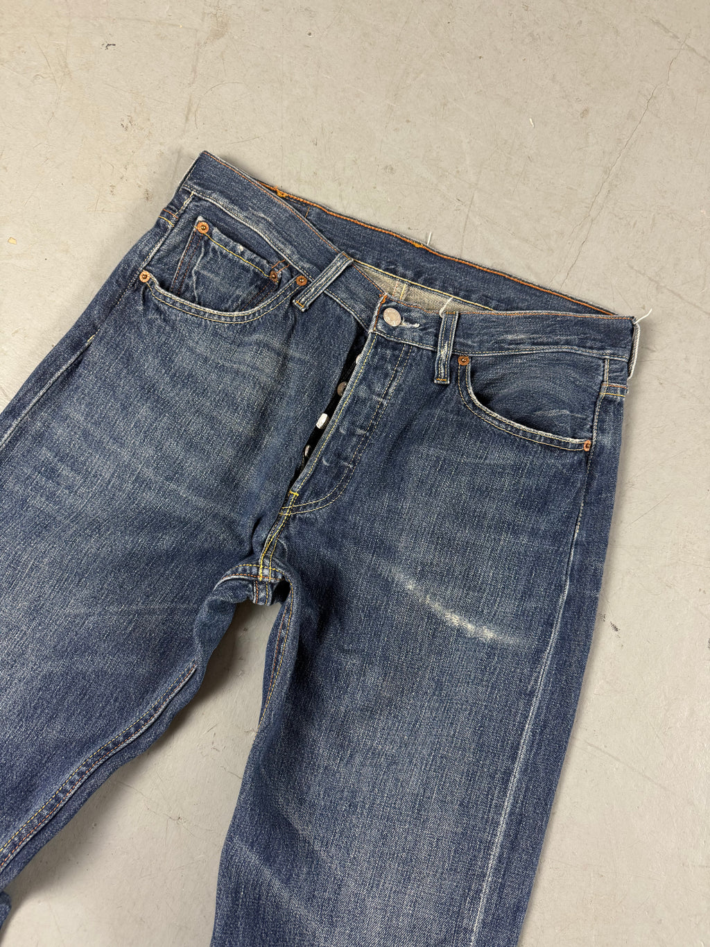 Detailliertes Produktbild von Vintage Levi’s Dark Blue Straight Fit Denim S/M von vorne