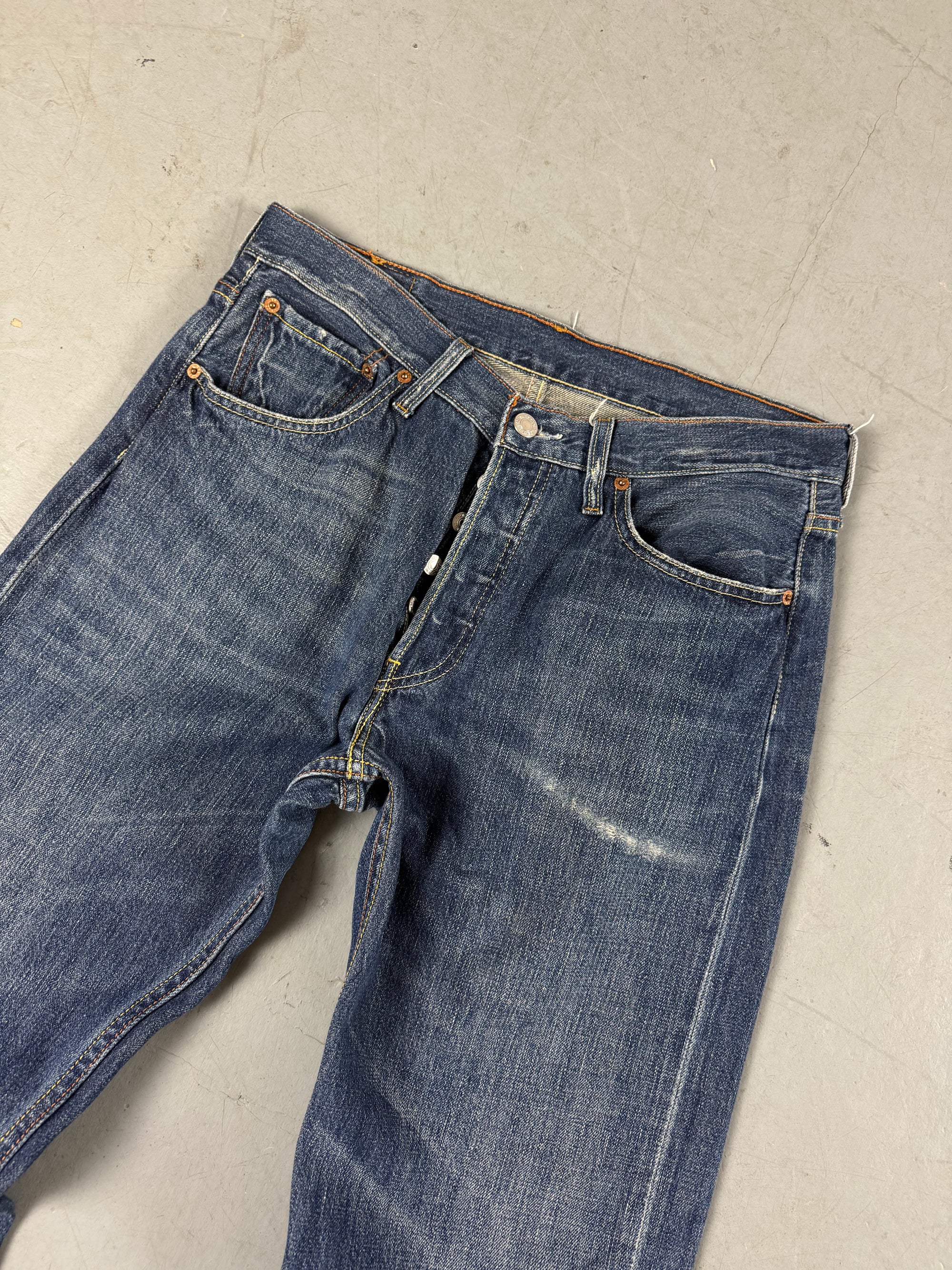 Detailliertes Produktbild von Vintage Levi’s Dark Blue Straight Fit Denim S/M von vorne