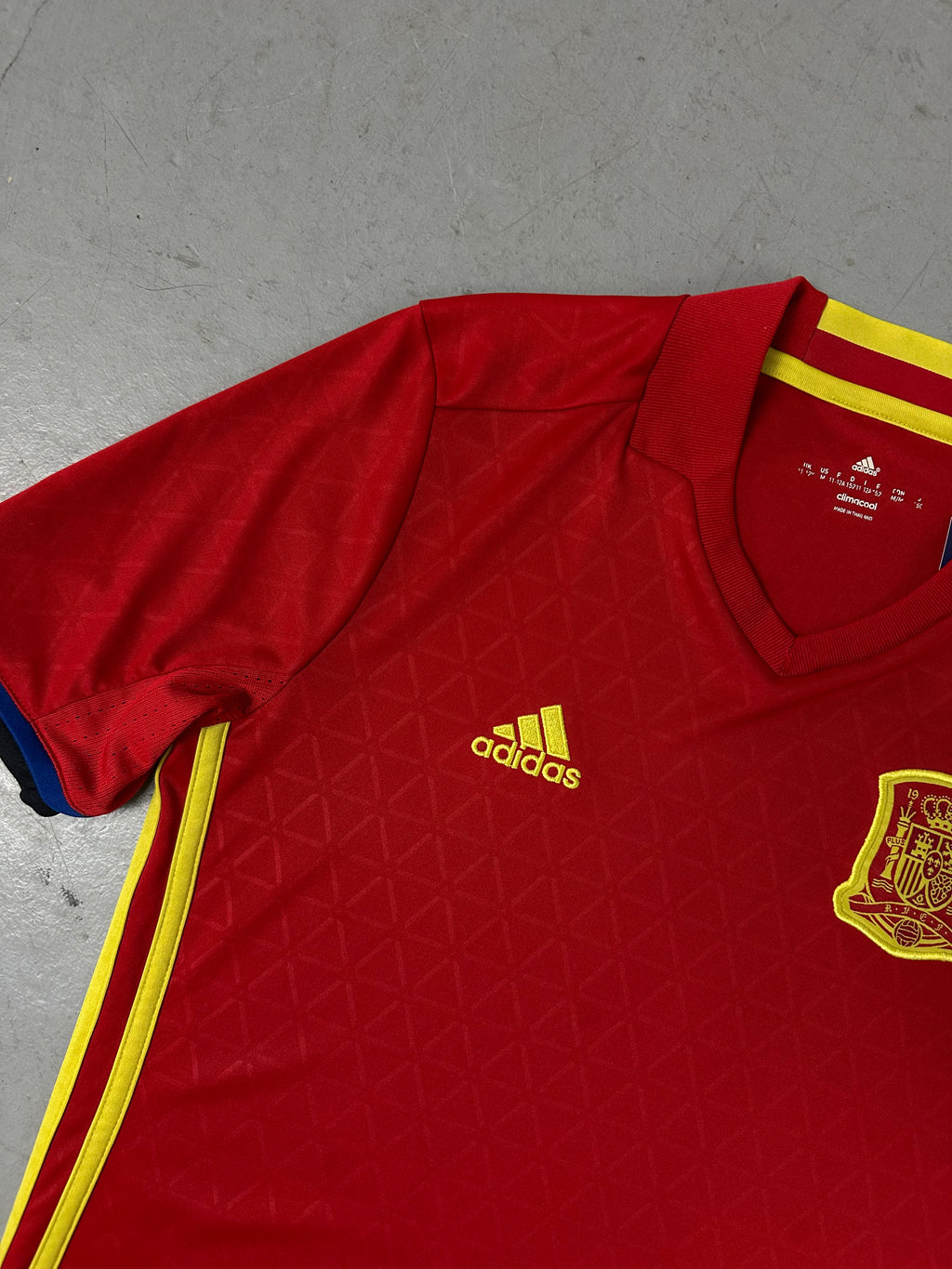 Ein rotes Adidas spanen Nationalmannschaft Trikot in XS