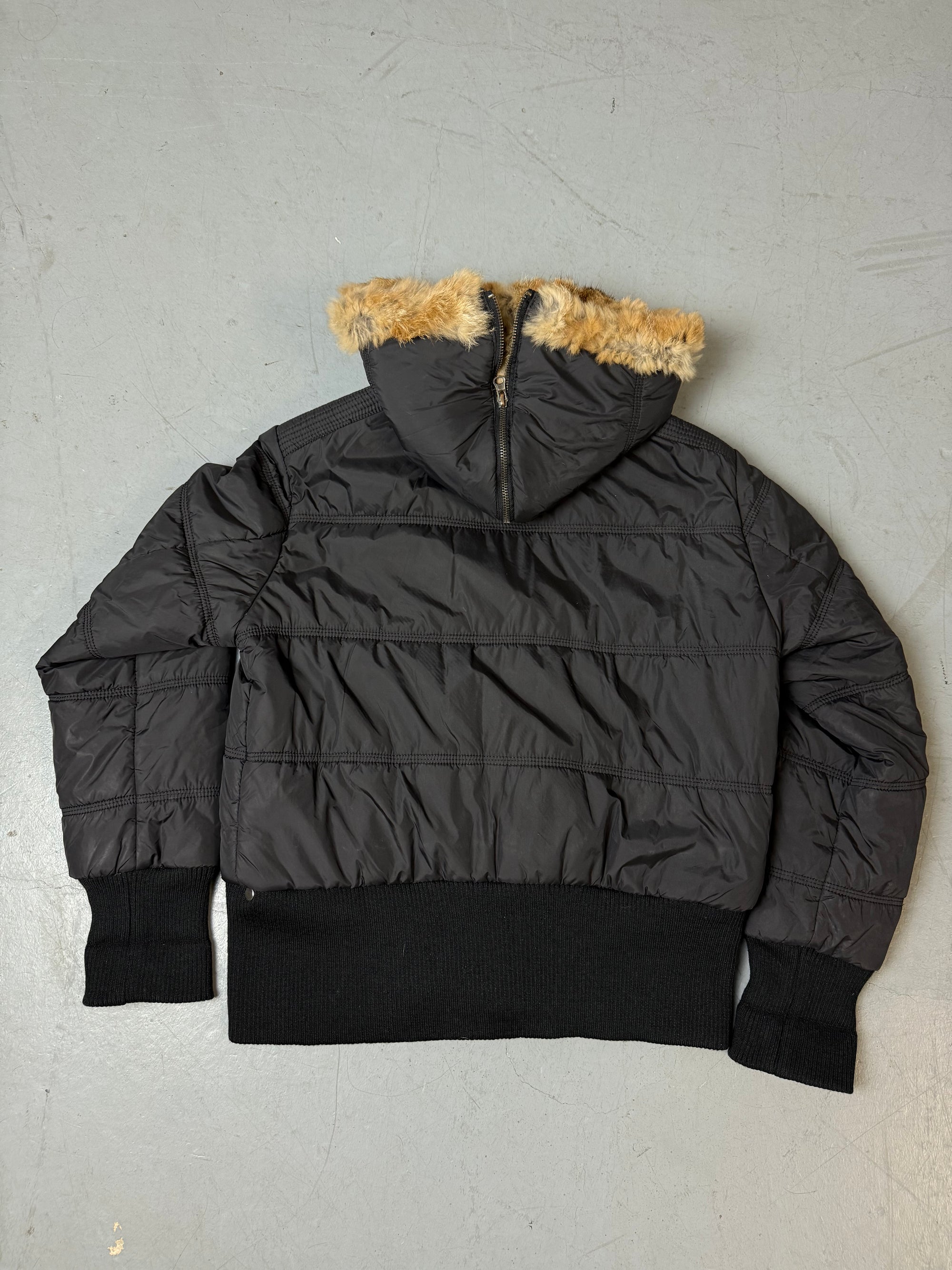 Eine schwarze cropped Puffer Jacke im Y2K Stil mit faux fur Kaputze 