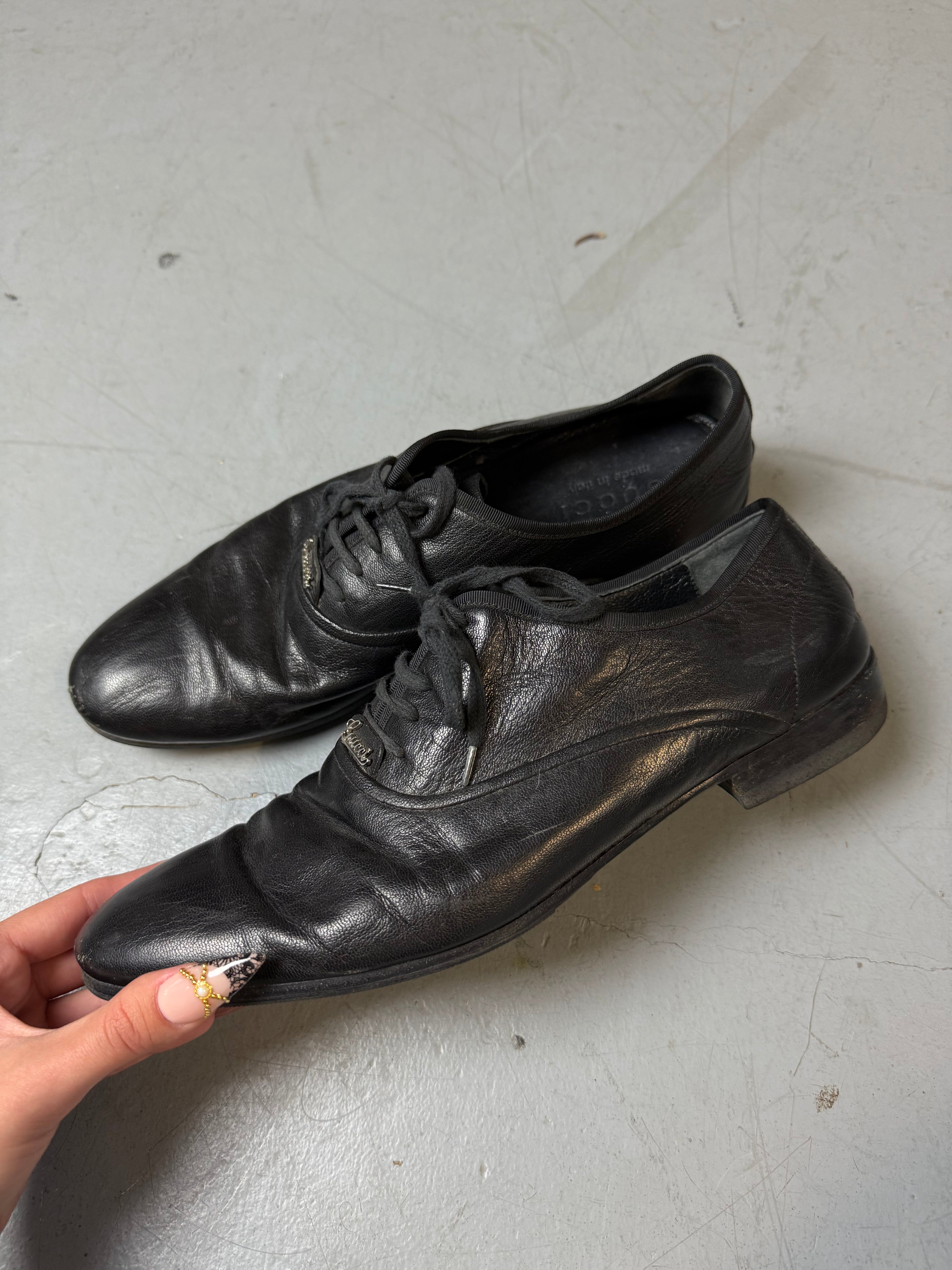 Schwarze gucci Oxford Schuhe mit leichtem Absatz und gucci Logo auf den Schnürsenkeln 