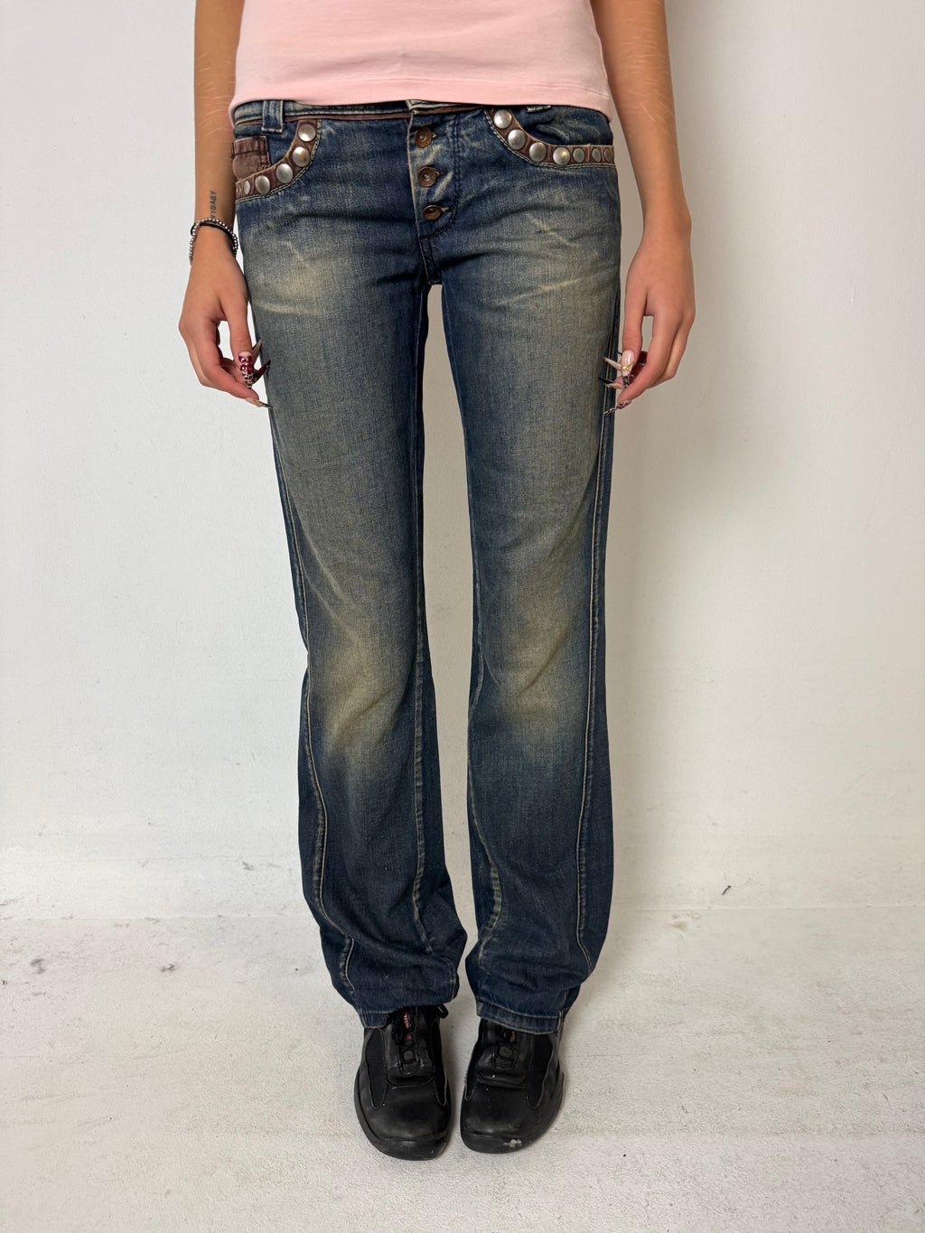 Md waist dark washed killah denims mit runden Nieten im y2k Stil 