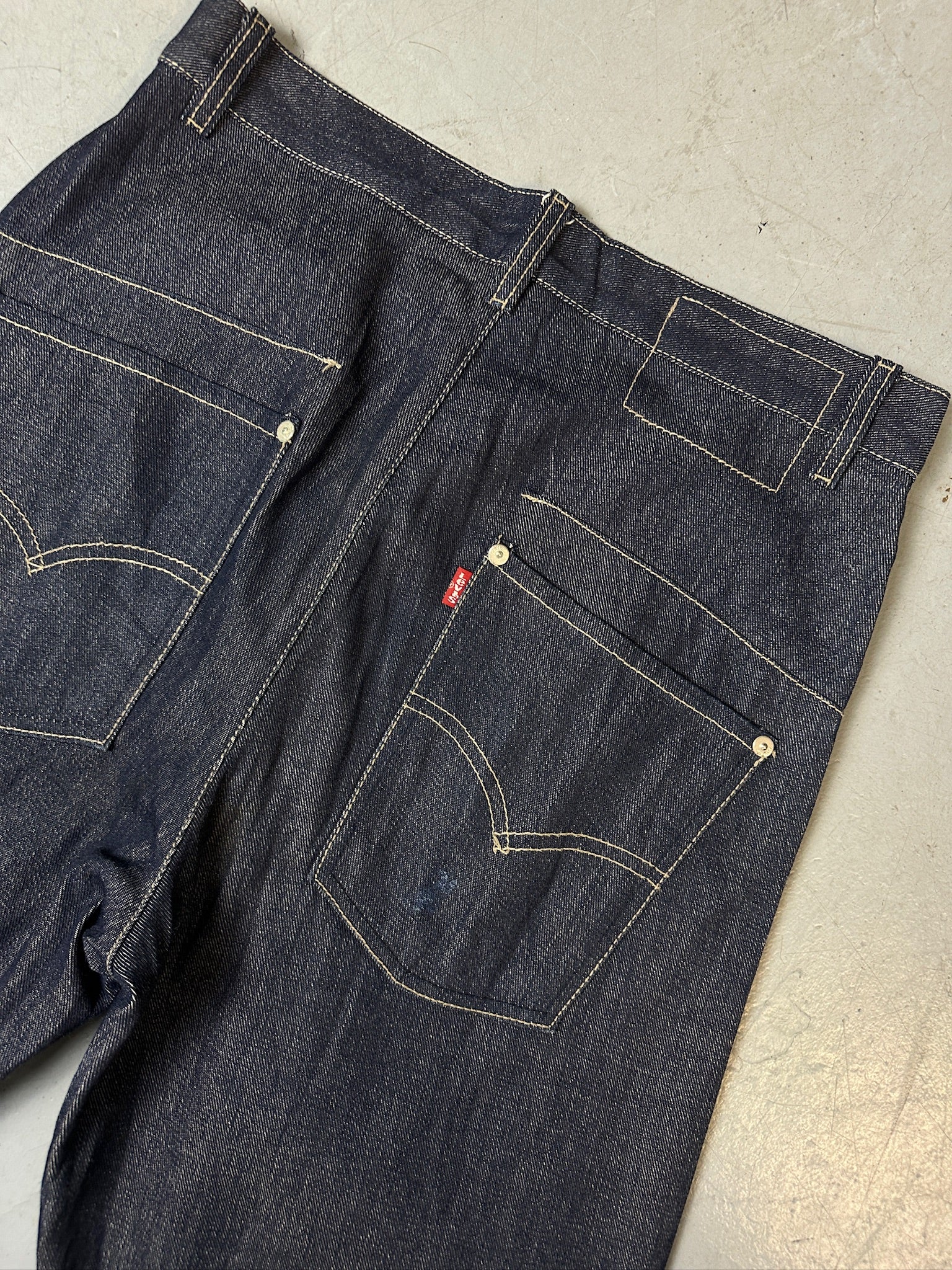 Eine dunkelblaue baggy Levi’s engineered denim jeans 