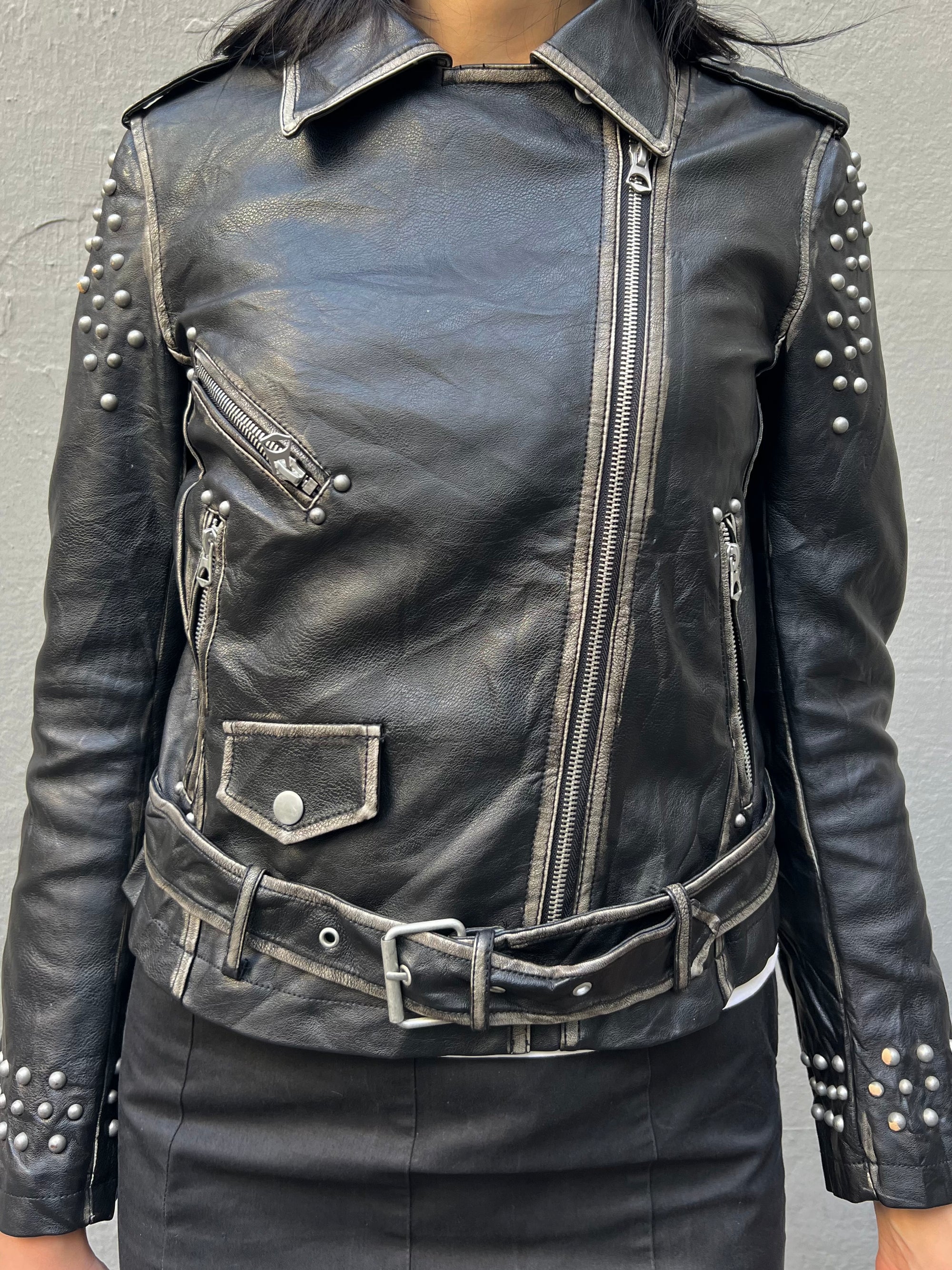 Trage Bild der Vintage Leather Jacket M von vorne 
