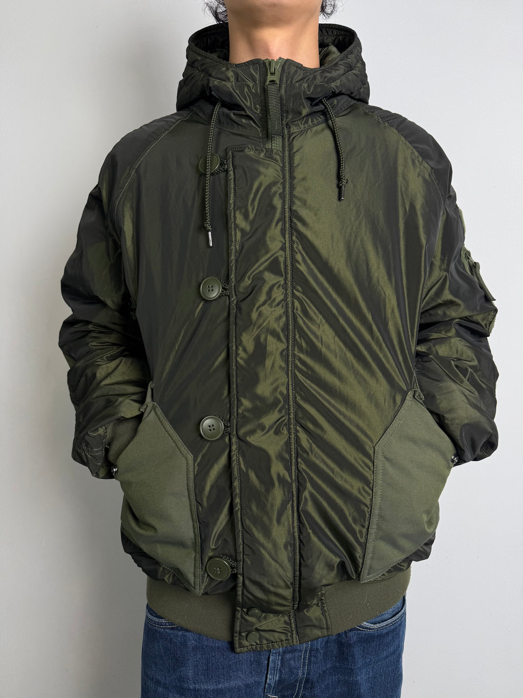 Tragebild von einer Vintage Alpha Industries Dark Green Bomber Jacket von vorne