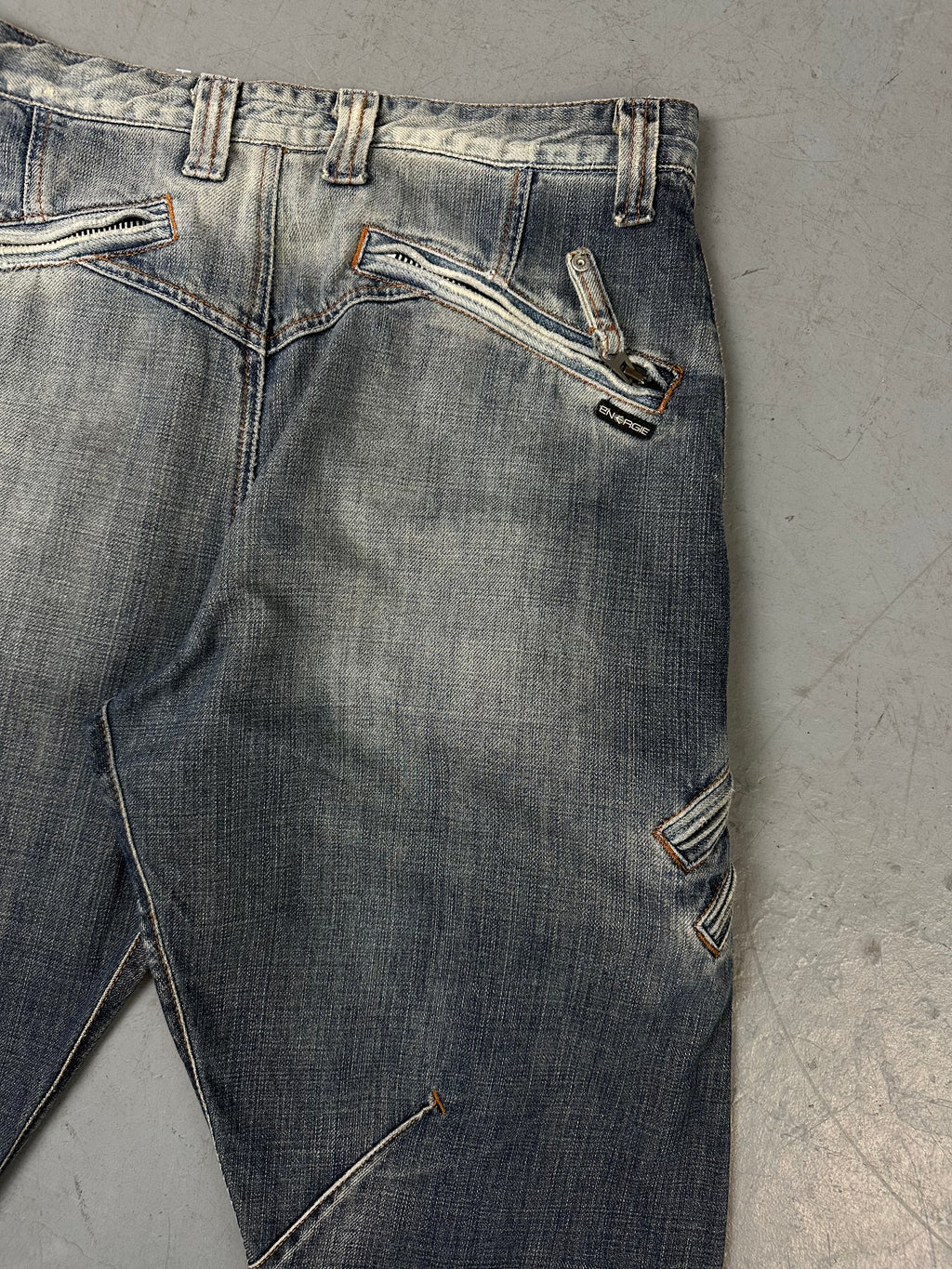 Eine blue washed flared denim im baggy schnitt 