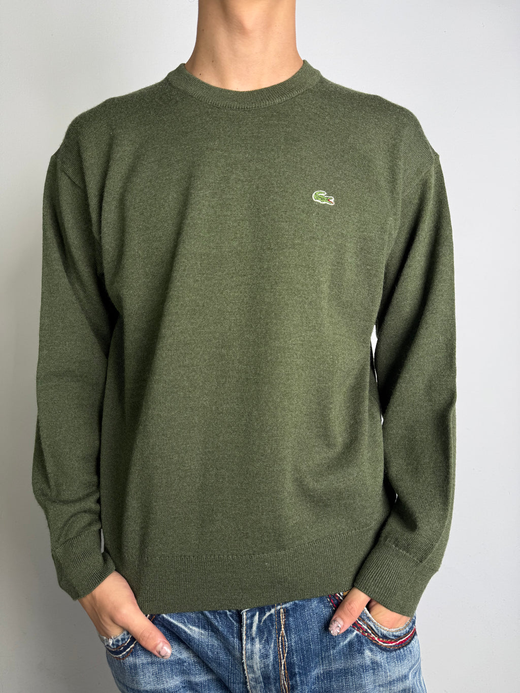 Tragebild von einem Vintage Lacoste Green Knit Sweater von vorne