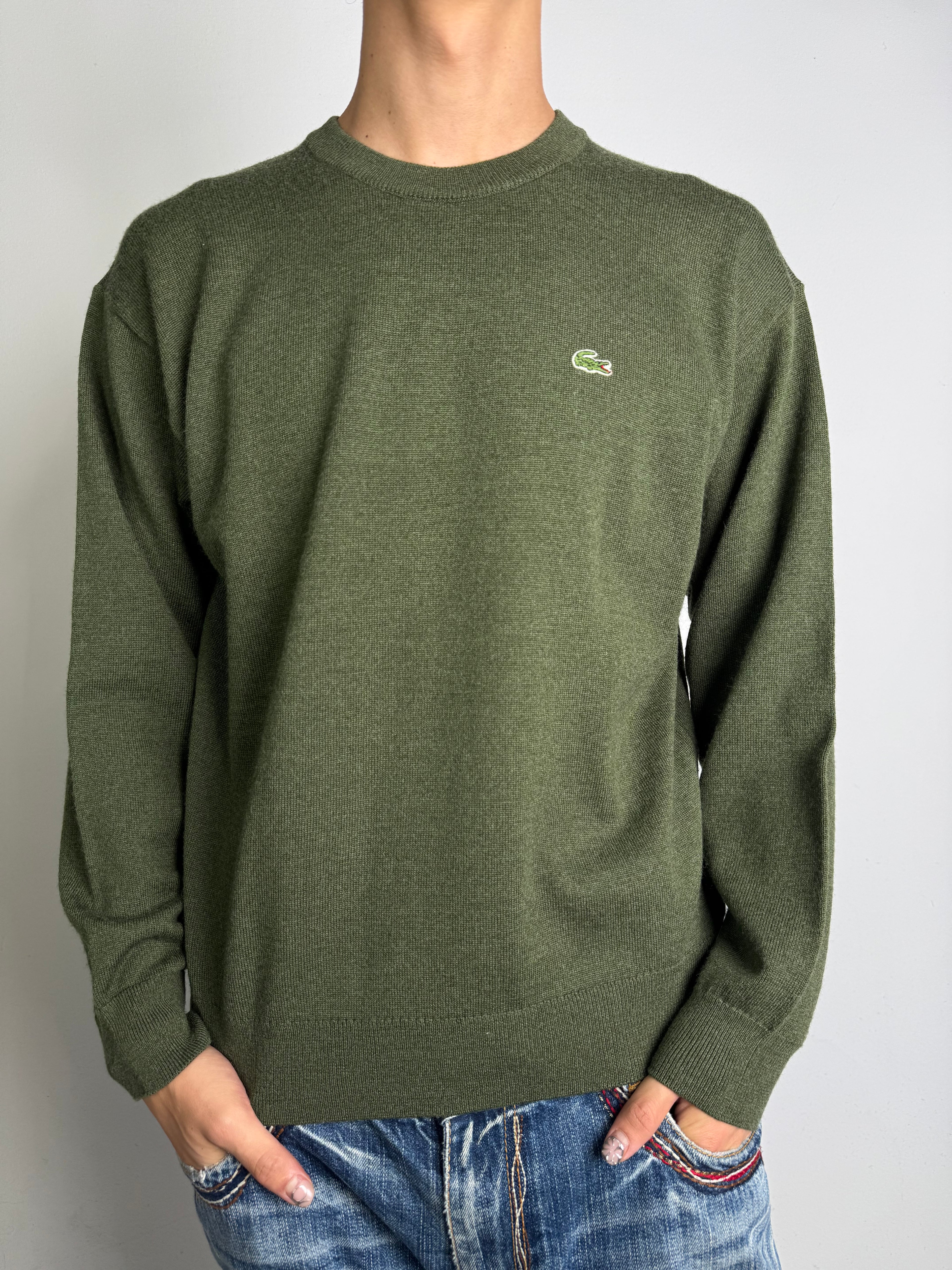 Tragebild von einem Vintage Lacoste Green Knit Sweater von vorne