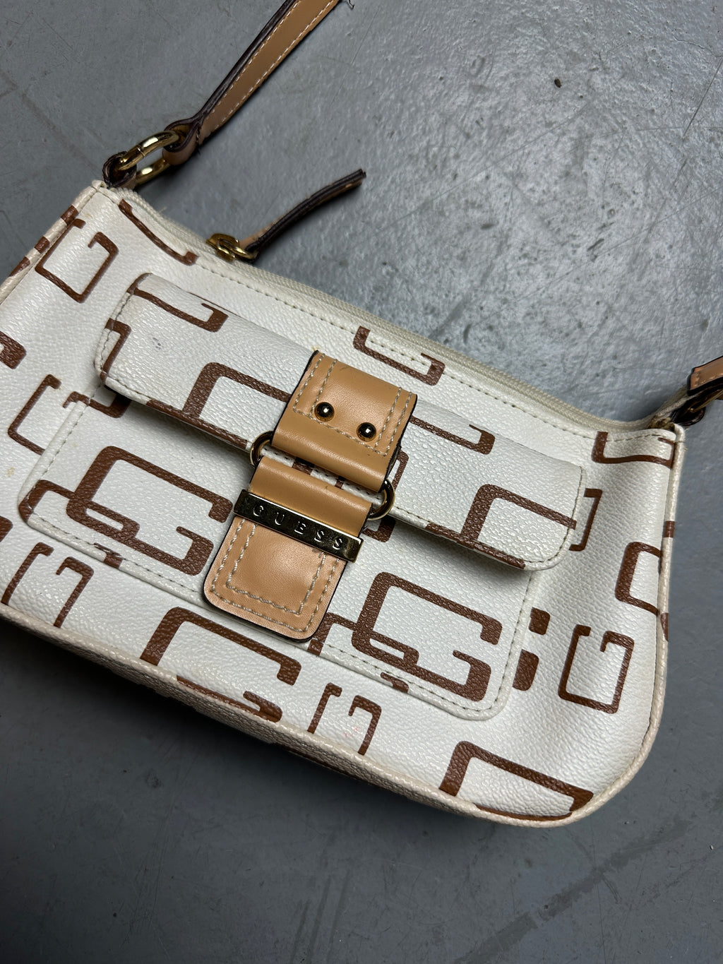 Detailbild Vintage Guess White and Brown Monogram Bag von vorne 