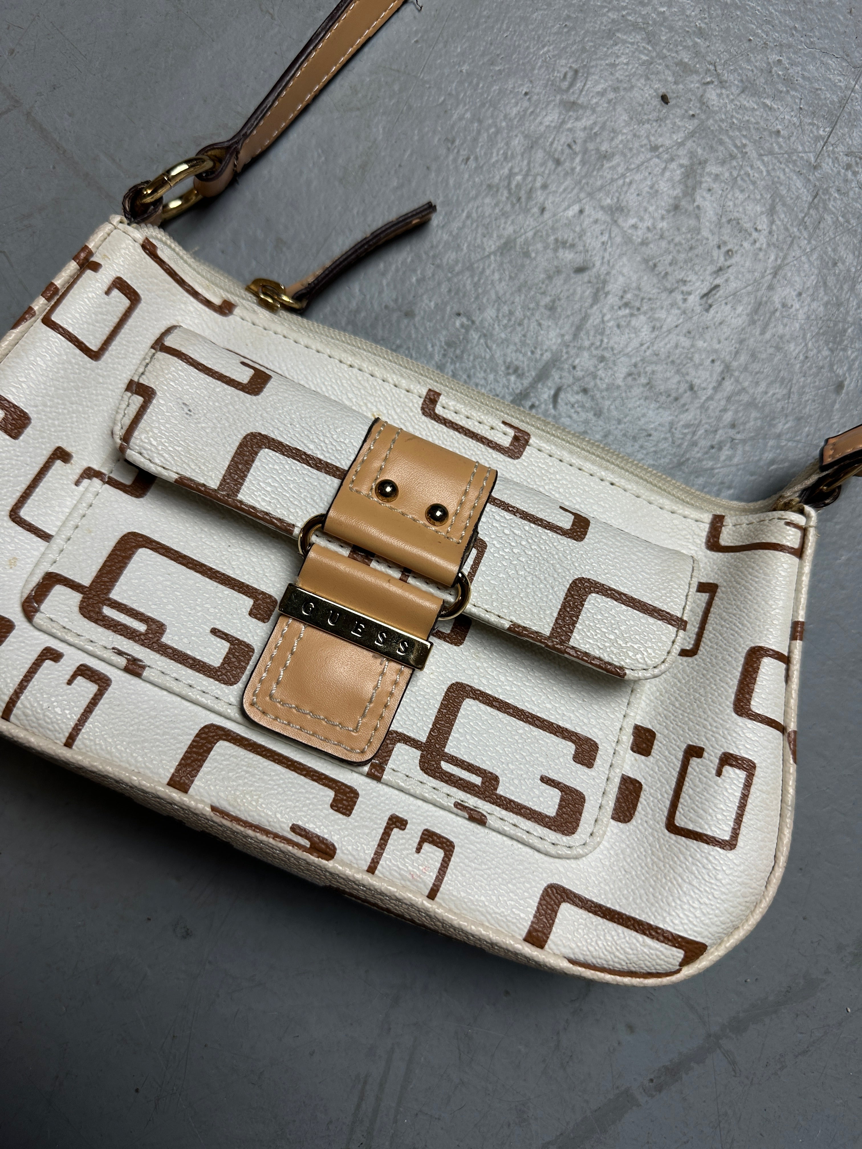 Detailbild Vintage Guess White and Brown Monogram Bag von vorne 