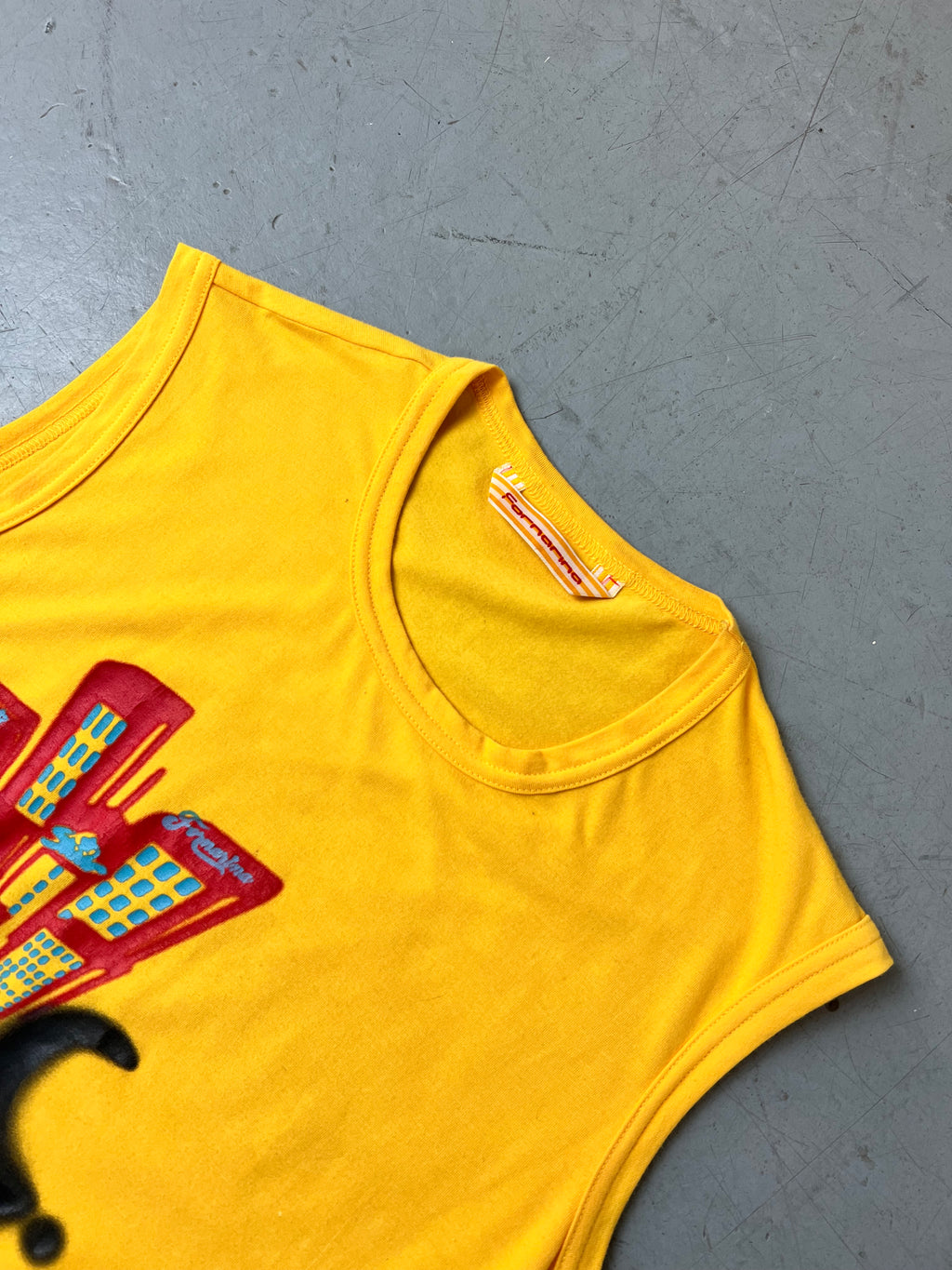 Vintage Fornarina Yellow Printed Tanktop für Damen. Y2K Second Hand 2000s Fashion