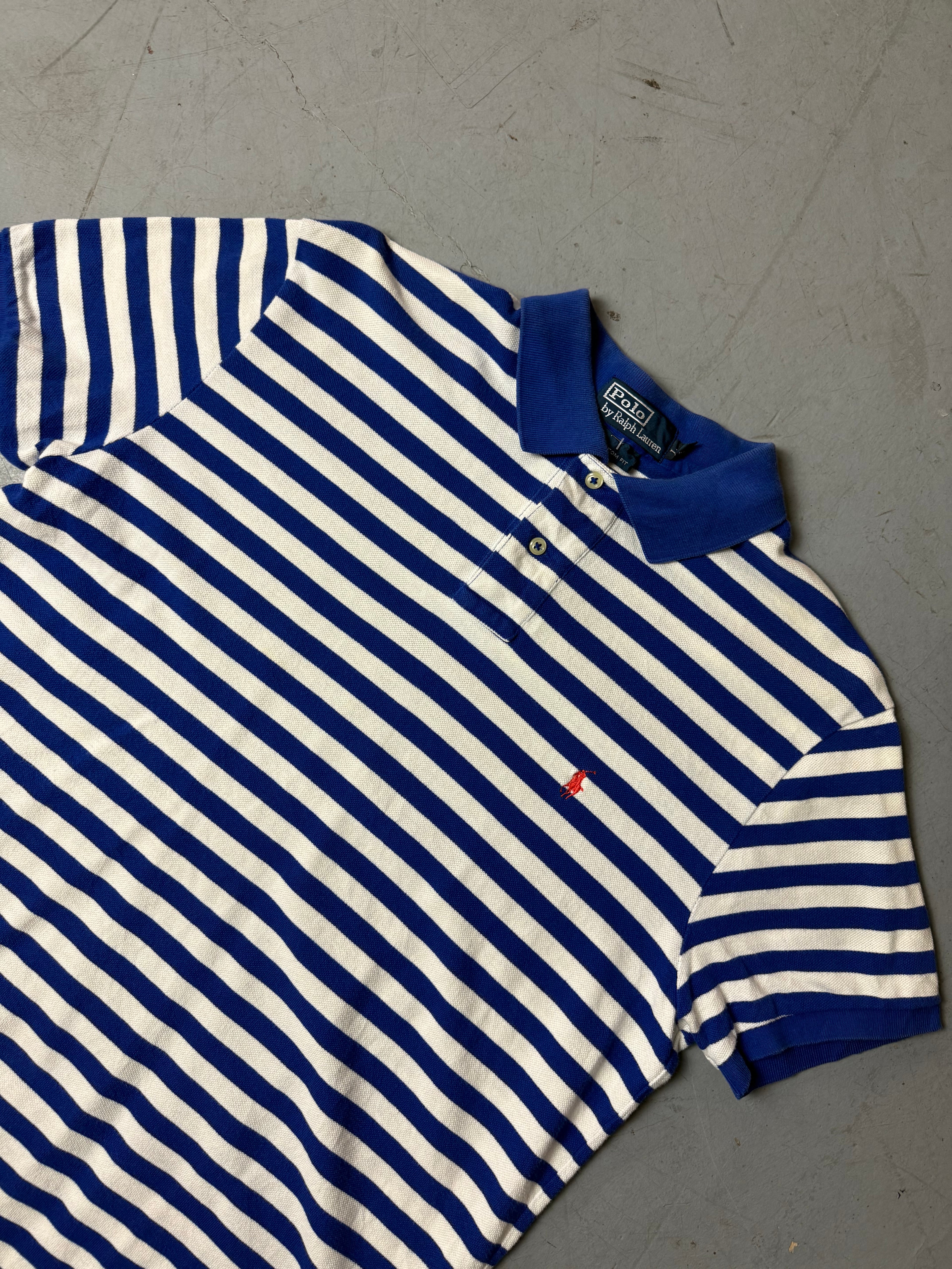 Detailbild von einem Vintage Ralph Lauren Red and Blue Striped Polo von Kragen