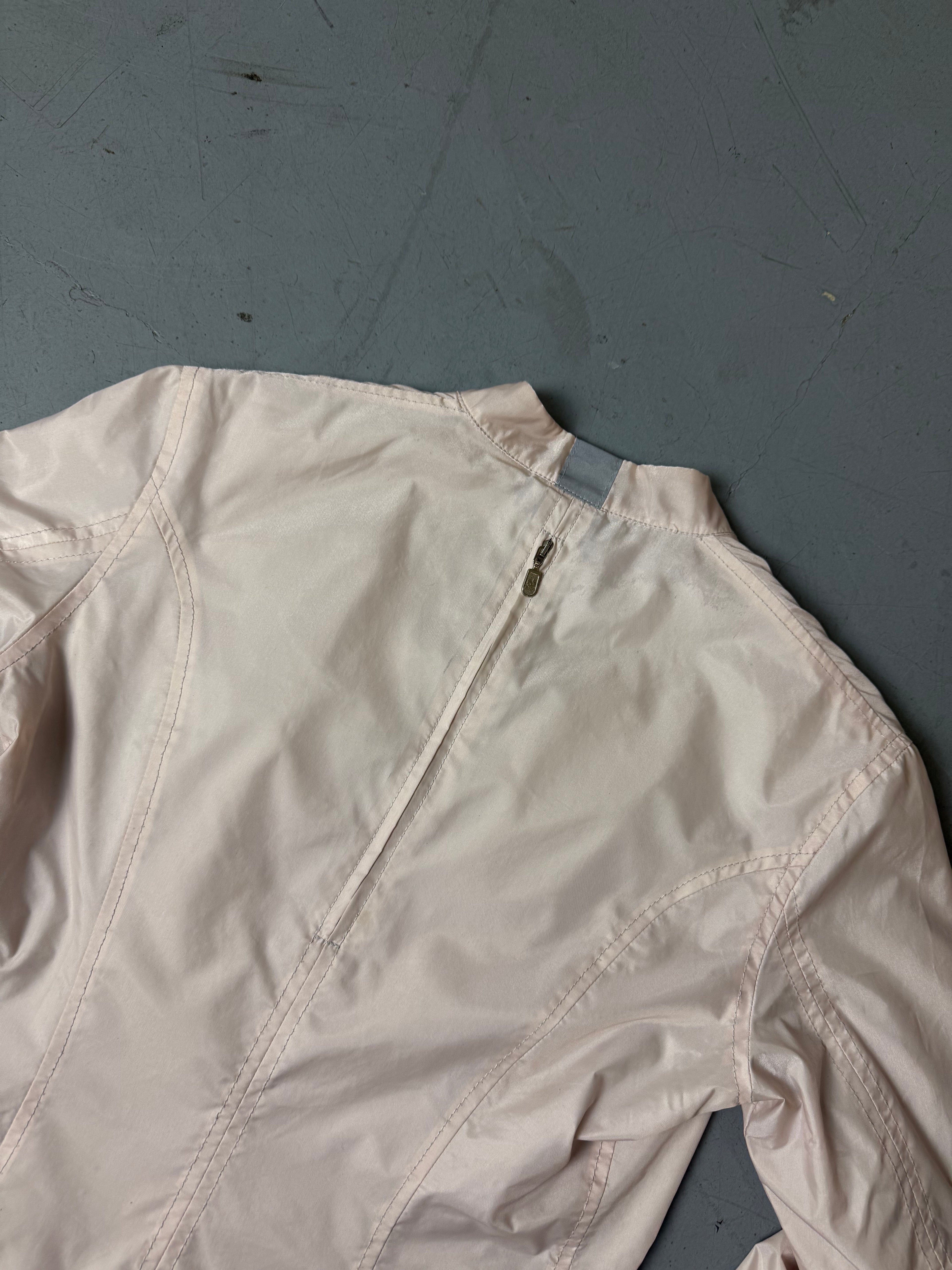 Vintage Belstaff Light Pink Jacket Getragen mit schrägem zipper vor weißer Wand