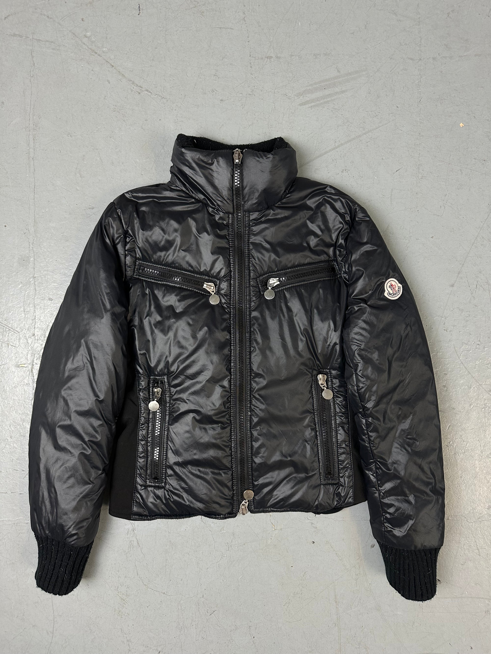 Eine schwarze leicht cropped Jacke von Moncler in S