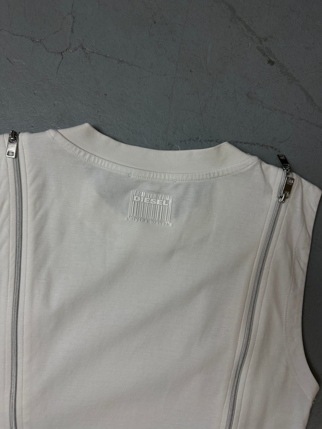 Detailliertes Produktbild von Vintage White Multizip Diesel Tank XS/S von hinten