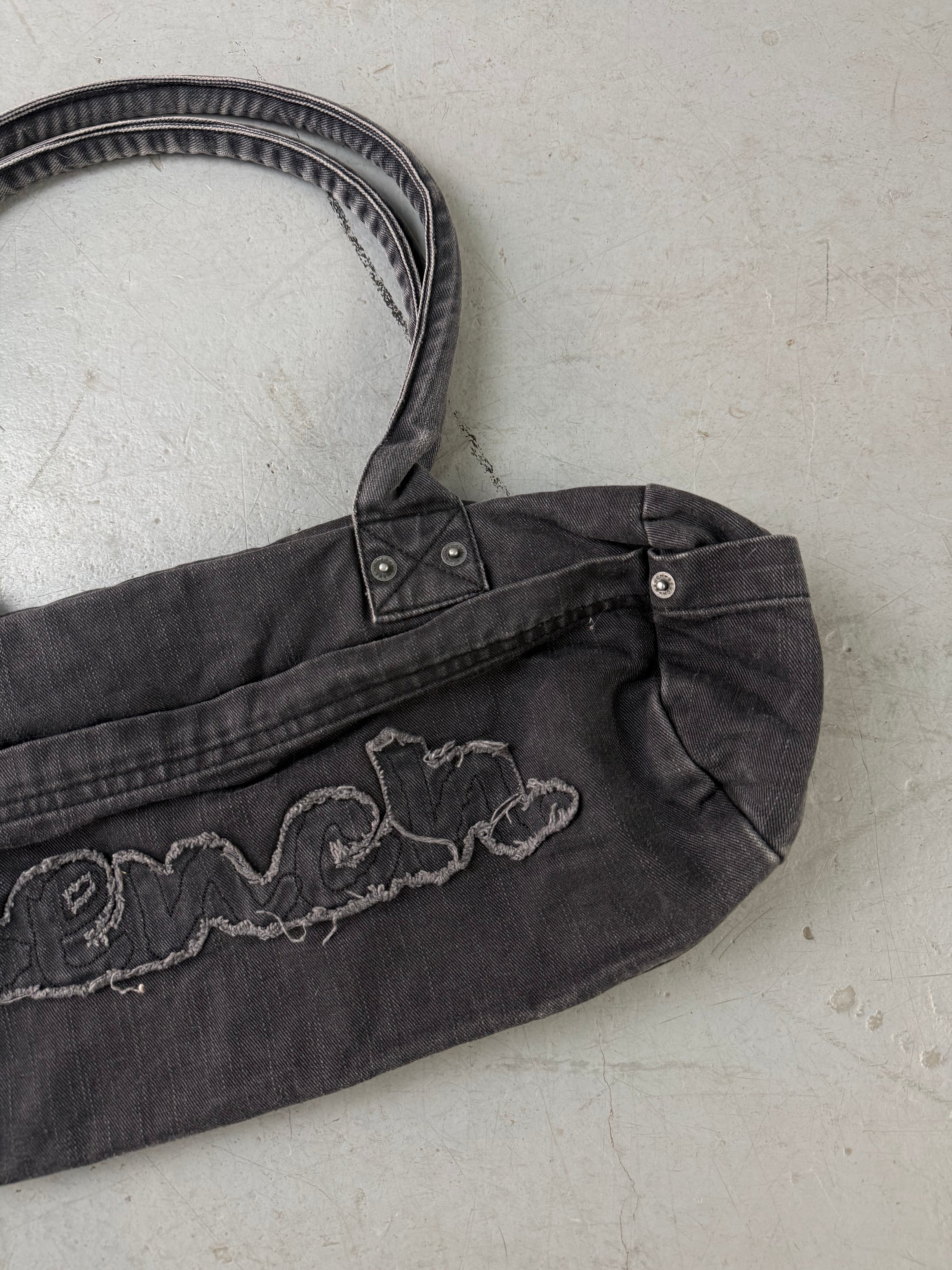 Vintage CNTY BAGS Bench Grey Baguette Bag für Damen Y2K 2000s Fashion.