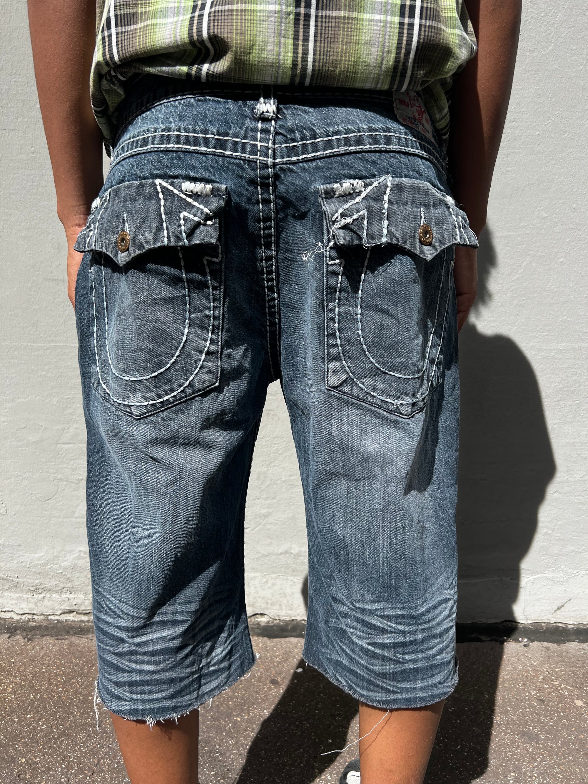 Eine dunkelgraue True Religion Jorts mit weißen Nähten in L