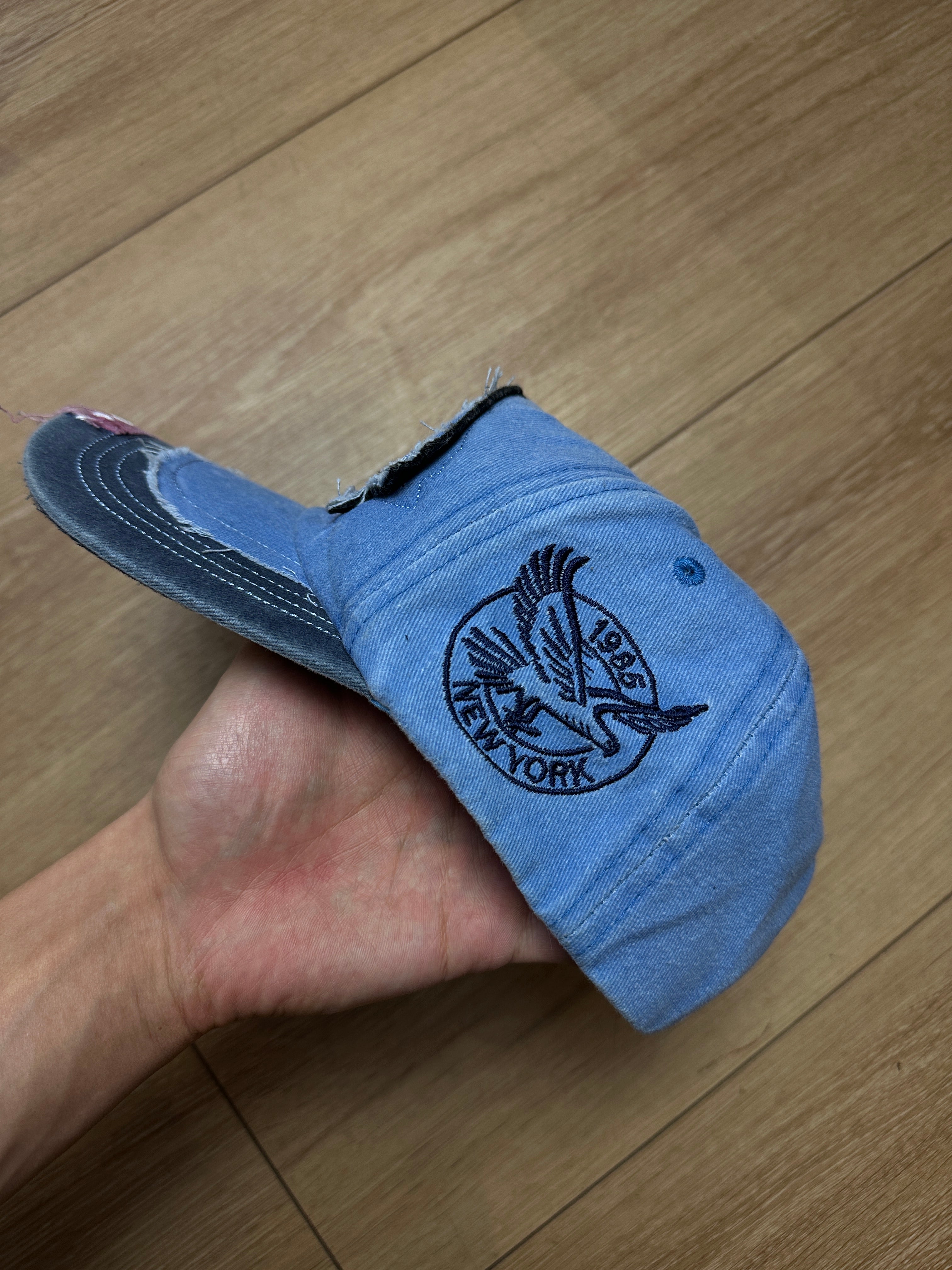 Detailbild von einer Vintage Blue Distressed Cap von der seite