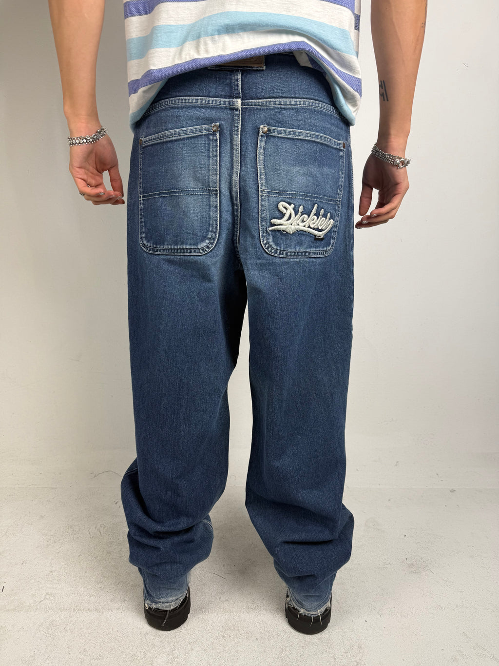 Eine blaue baggy Jeans von dickies mit Logo stitching auf der back pocket 