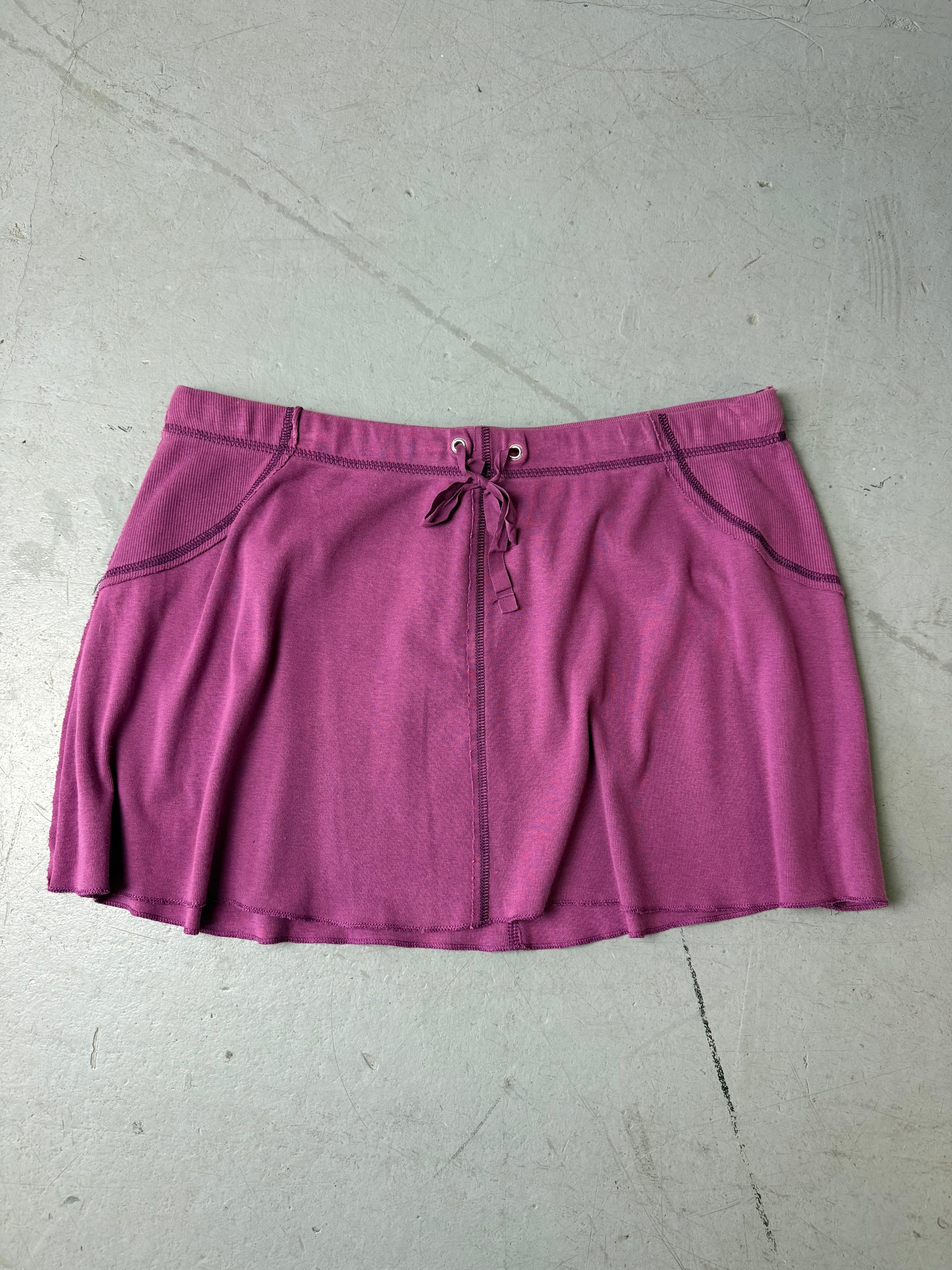 Vintage Benetton Purple Mini Skirt für Damen. Y2K Secondhand 2000s Fashion.