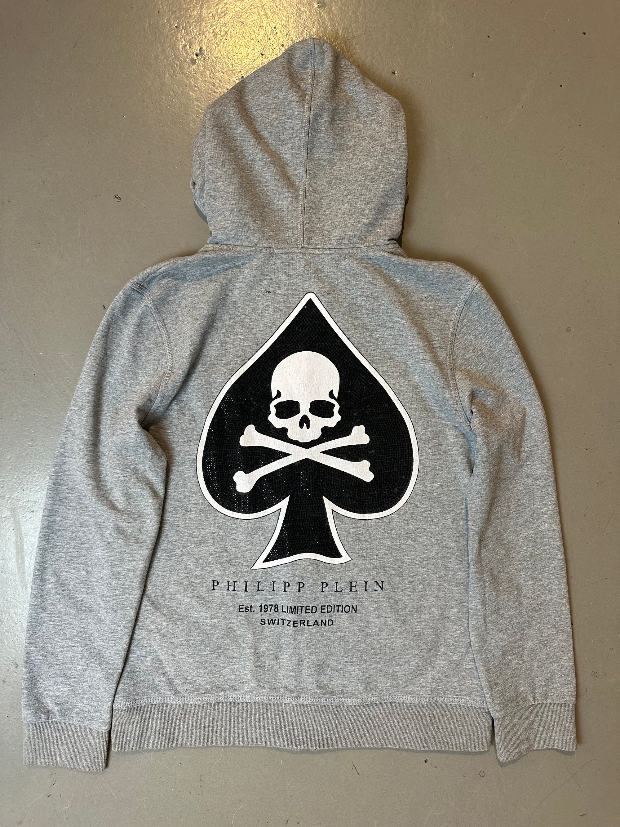 Ein grauer Philipp Plein zipper mit Totenkopf auf dem Rücken in M/L