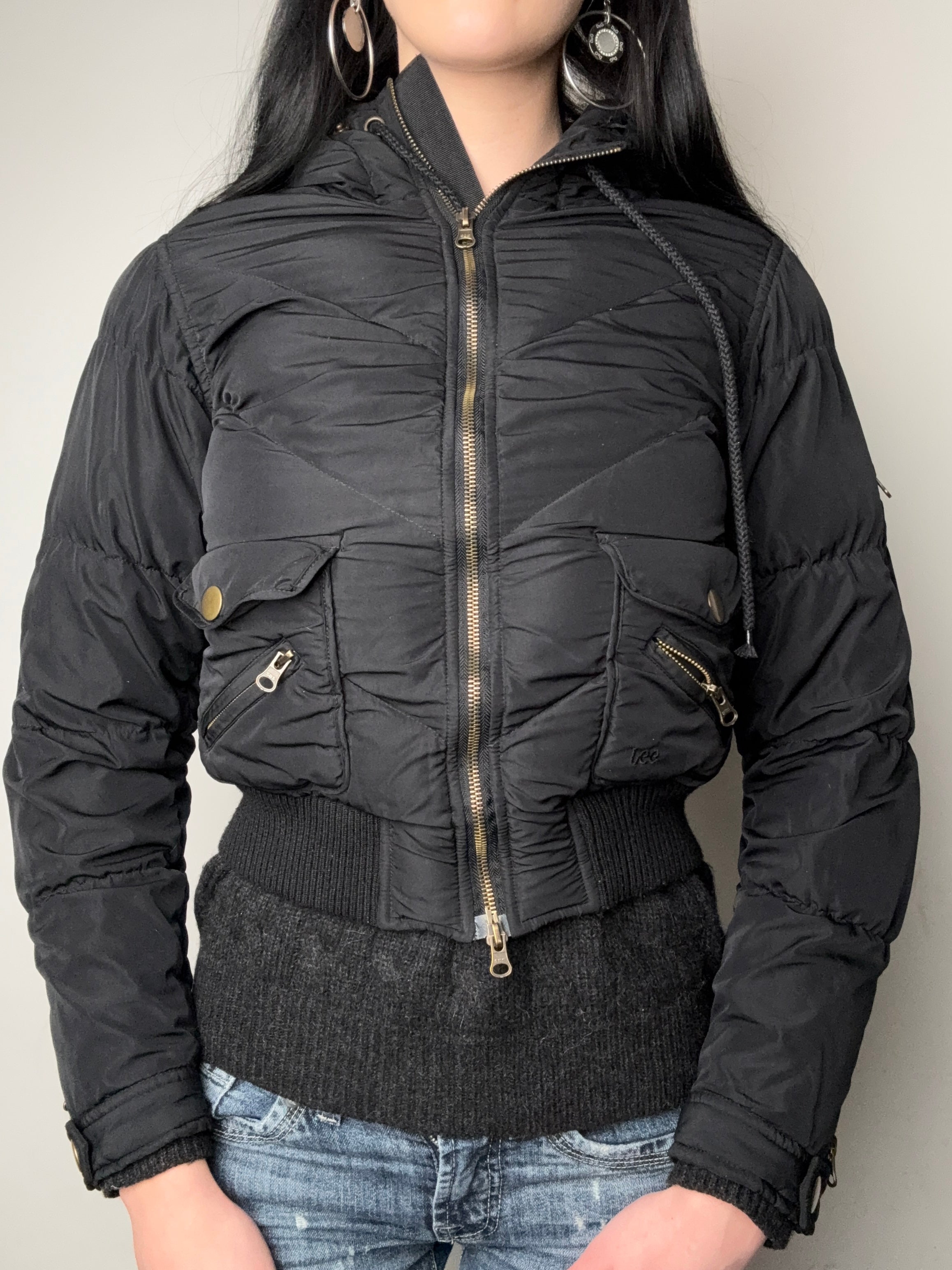 Vintage Lee Jeans Black Cropped Puffer Jacket for girls. Y2K Second Hand 2000s Fashion 