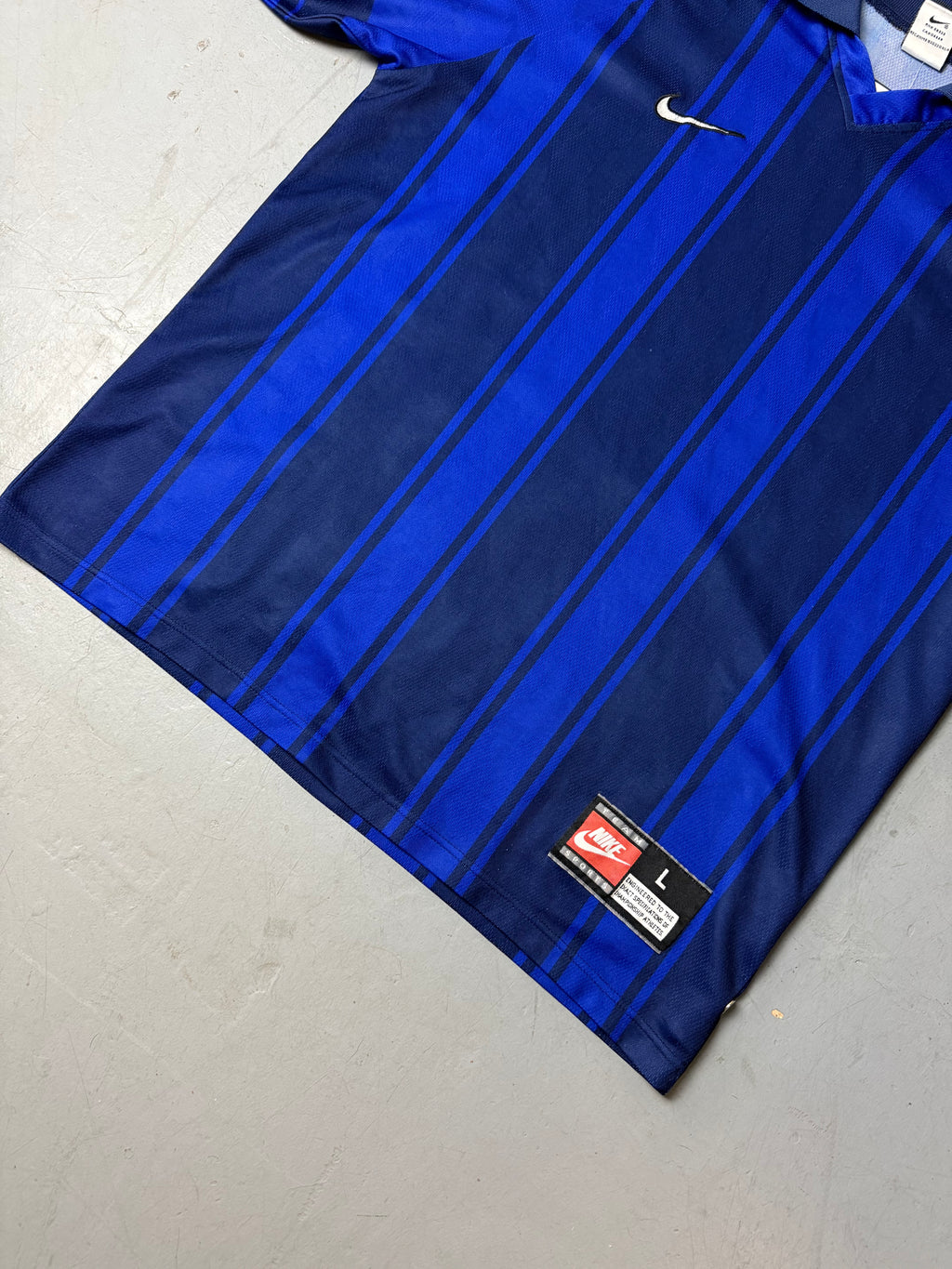 Detailbild von Vintage Nike Black and Blue T-Shirt von vorne