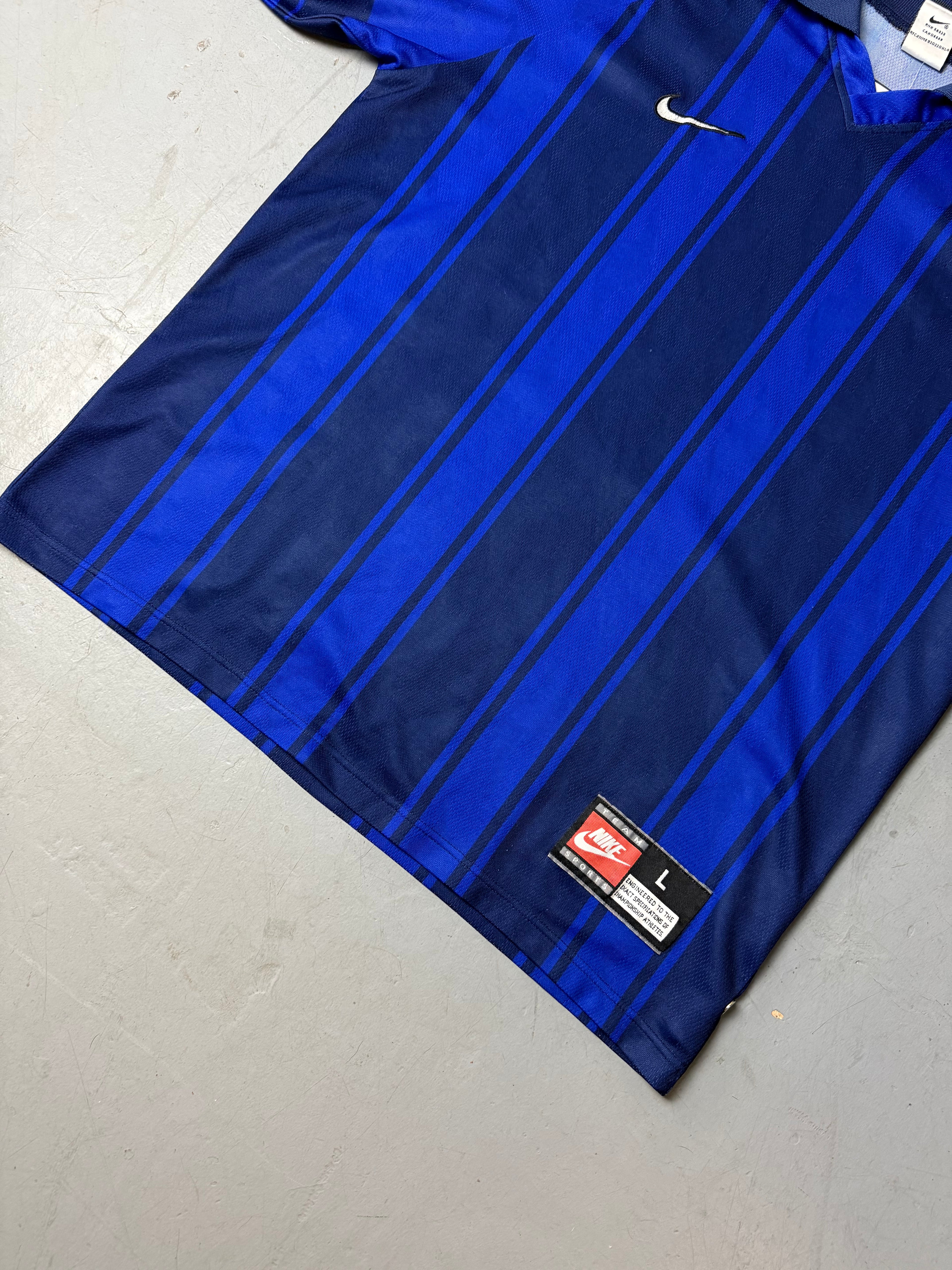 Detailbild von Vintage Nike Black and Blue T-Shirt von vorne