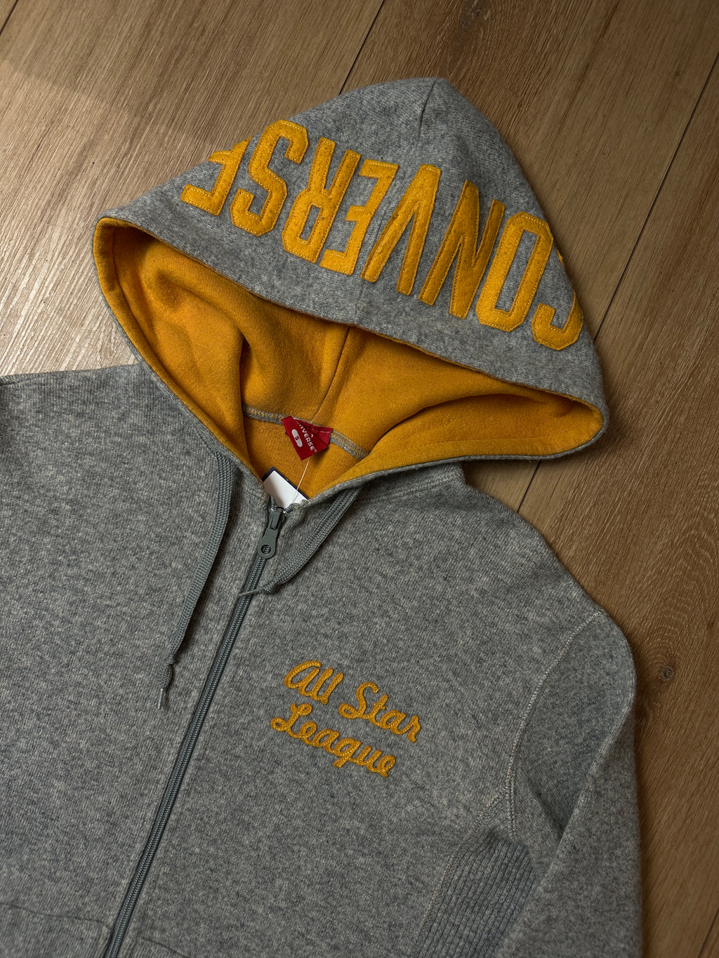 Detailbild von einem Vintage Converse Zip Up Sweater von Kaputze vorne