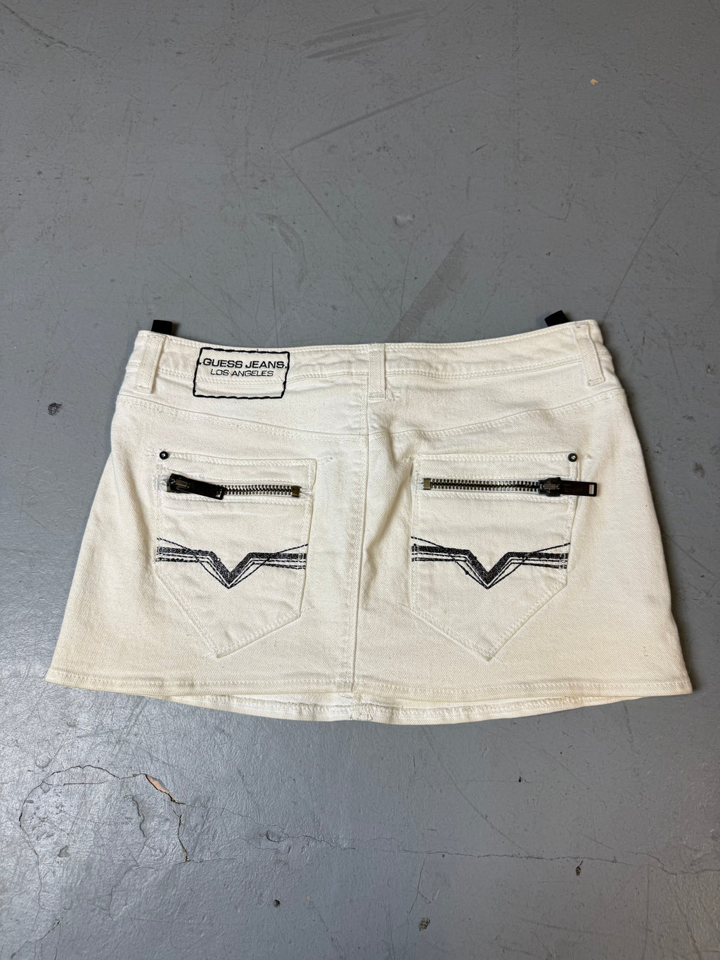 Ein weißer Mini Rock von guess 