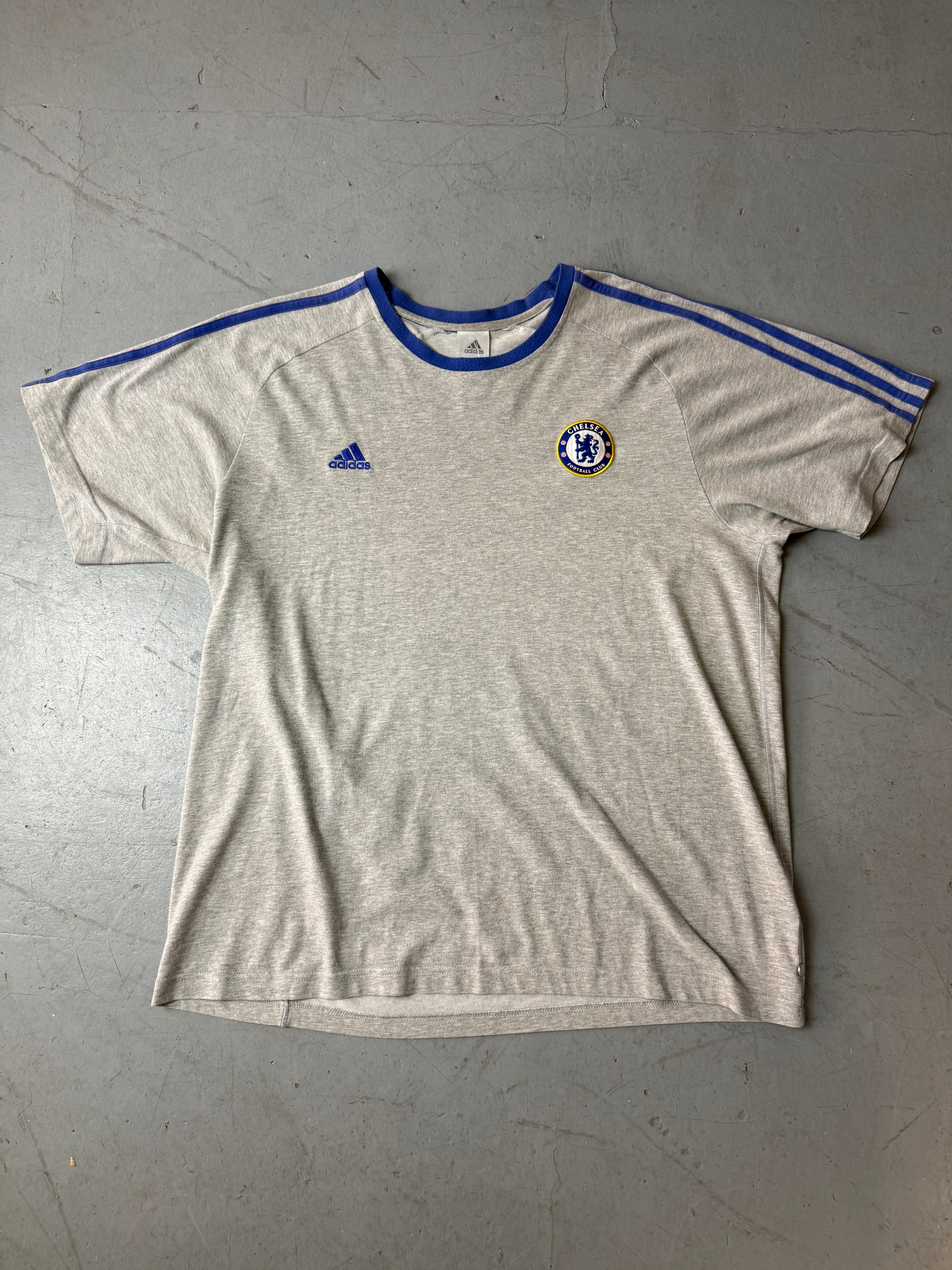 Vintage graues Adidas Shirt von Chelsea mit blauen Streifen für Herren y2k 2000s Fashion 