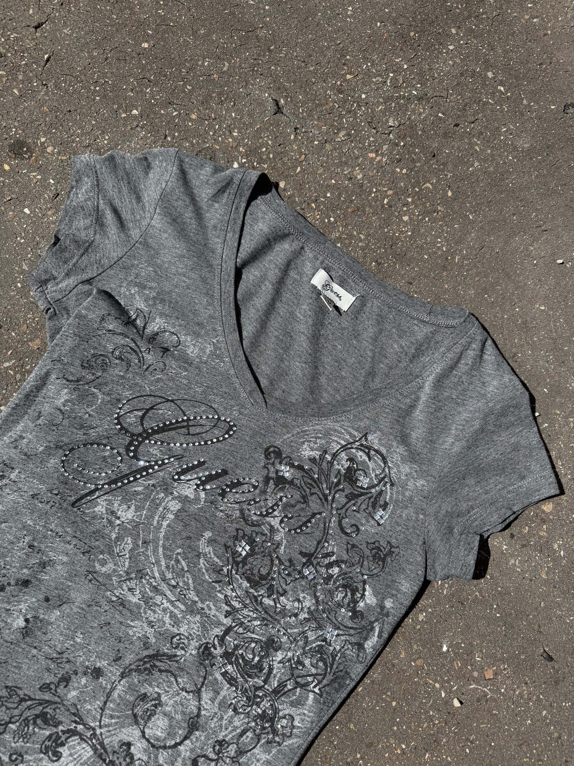 Ein graues Shirt von guess mit schwarz weißen Print und rhinestones 
