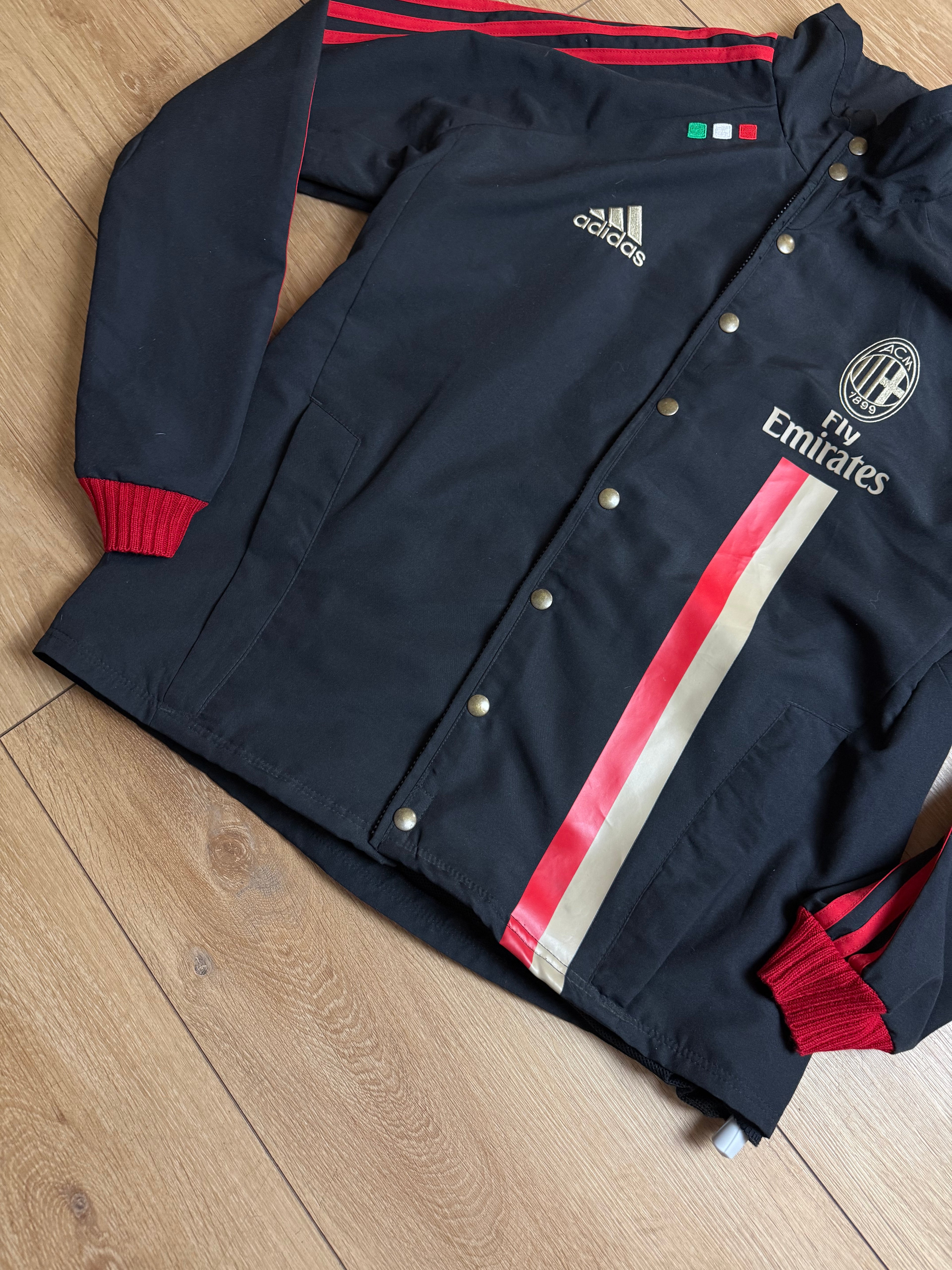 Detailbild  von einer Vintage Adidas AC Mailand Track Jacket von vorne