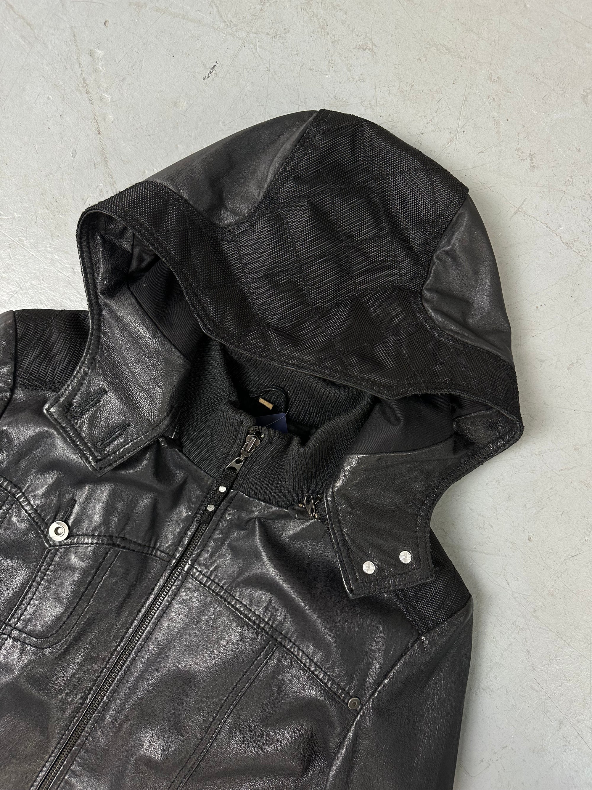 Eine schwarze Lederjacke mit Kaputze 