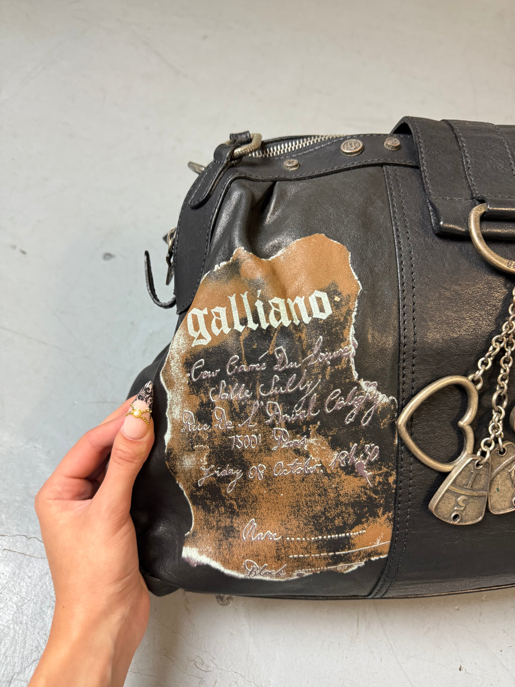 Eine große schwarze Lederjacke on Galliano in top Zustand mit Silber Anhänger 