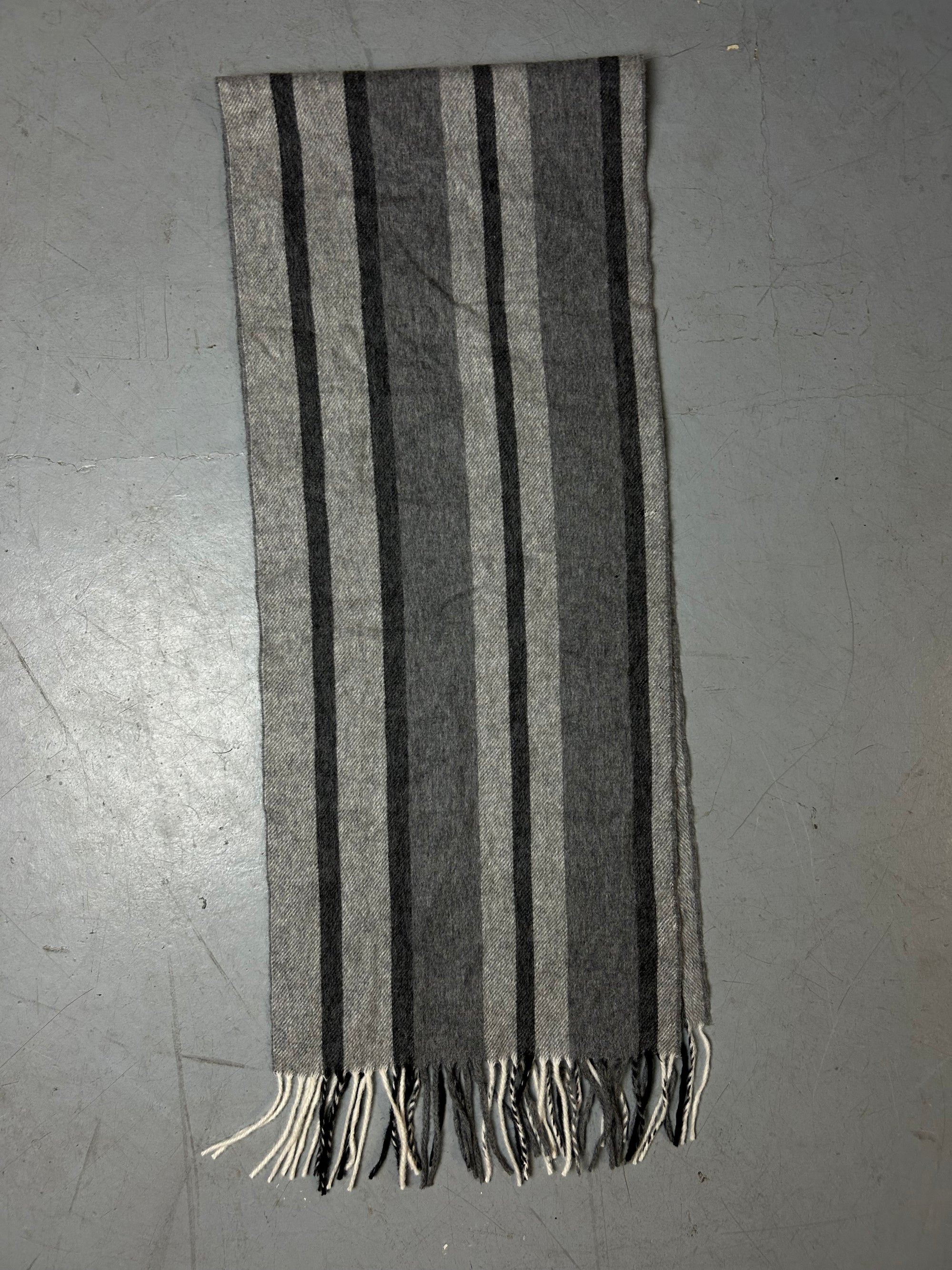 Produktbild. Von Vintage D&G Grey Striped Scarf
