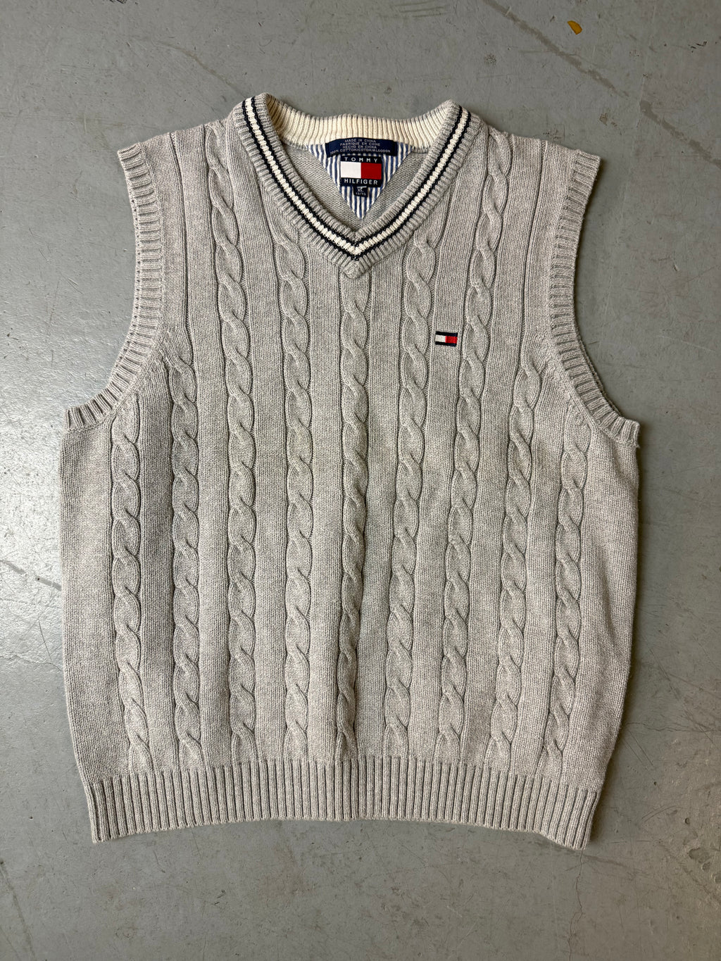 Ein grauer Strick Pullunder von Tommy Hilfiger vintage Y2K 