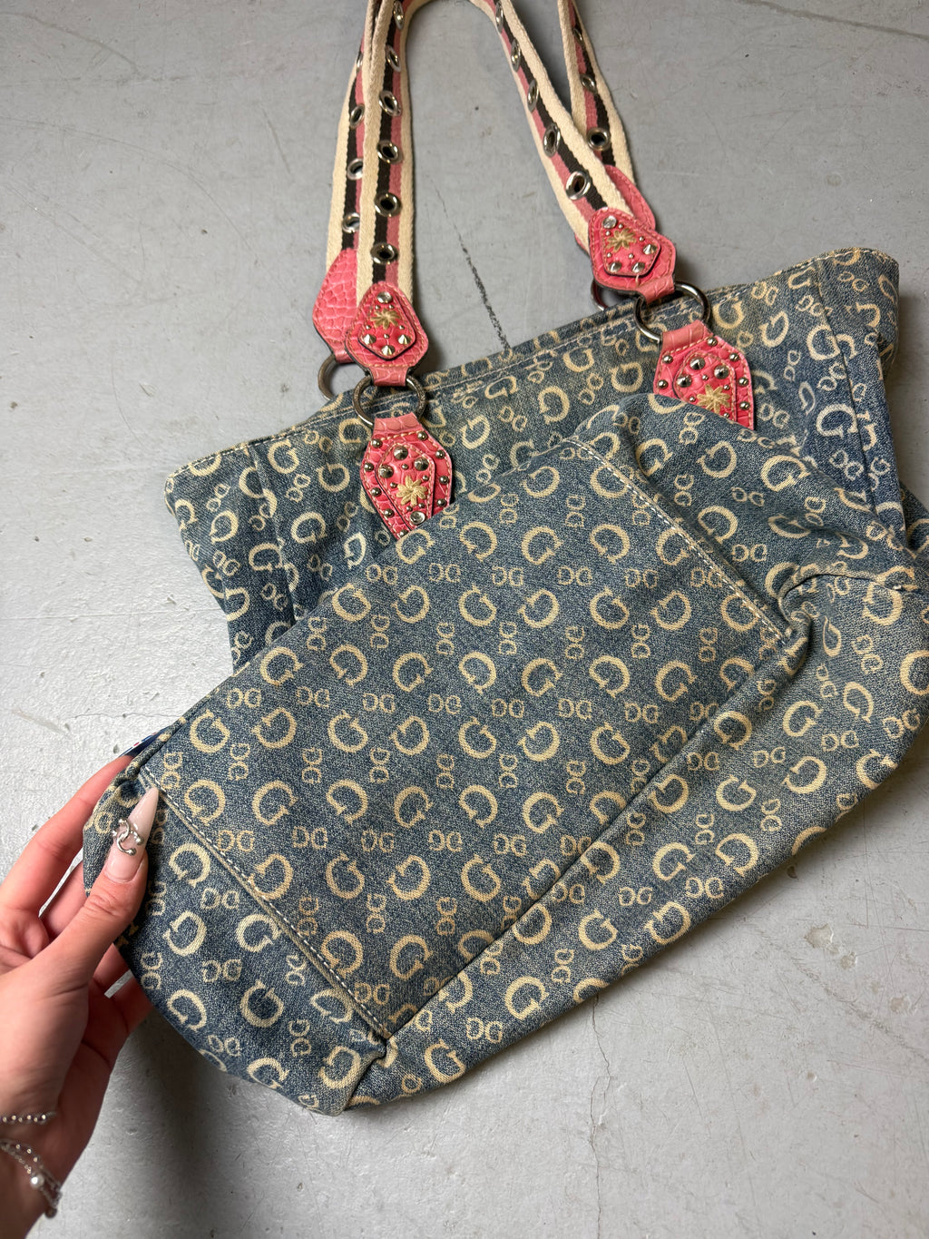 Detailbild von einer Vintage CNTY BAGS Guess Denim Tote Bag with Pink Details von unten