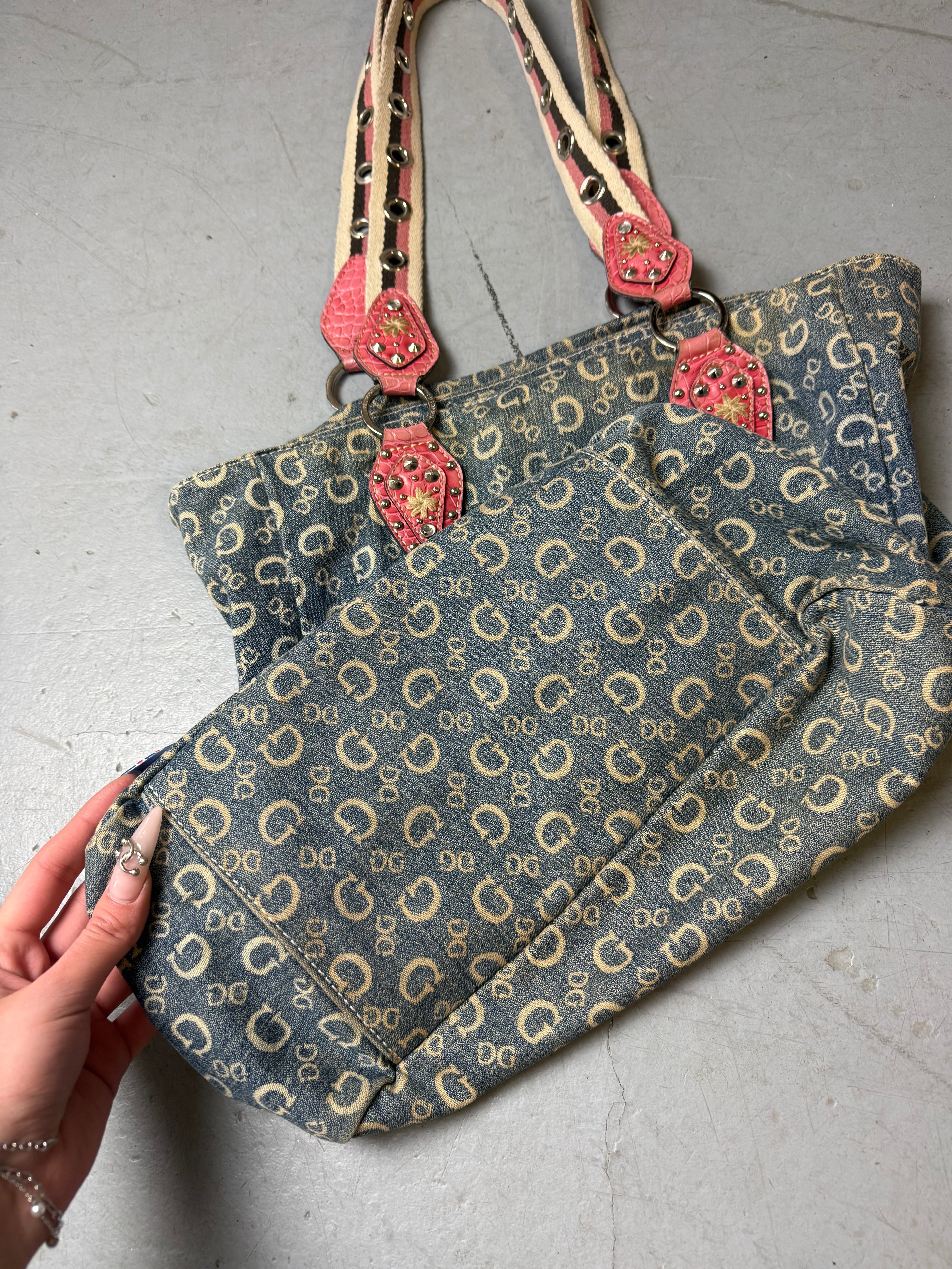 Detailbild von einer Vintage CNTY BAGS Guess Denim Tote Bag with Pink Details von unten