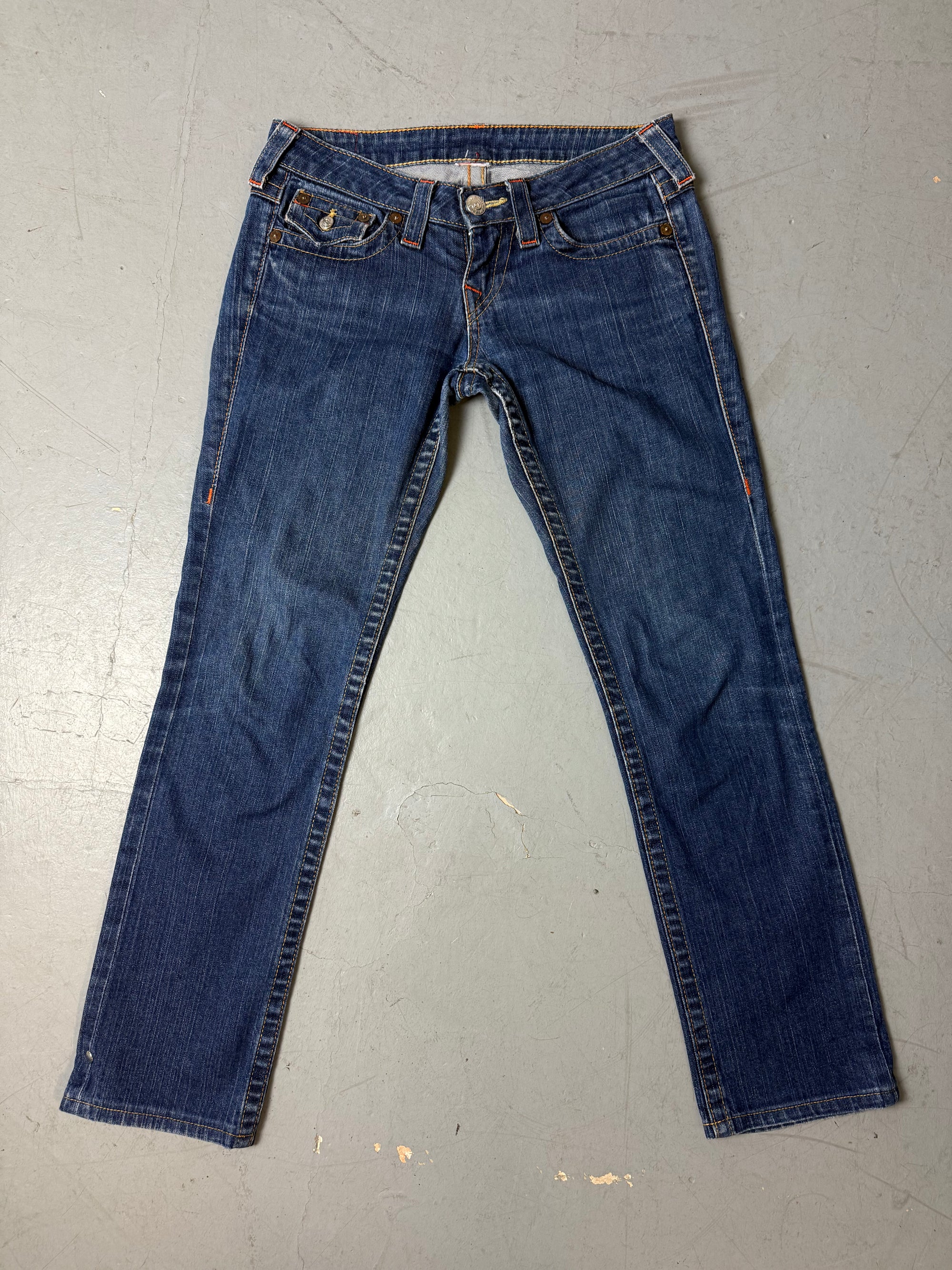 Eine dunkelblaue Straight leg True religion Jeans mit orangen Nähten