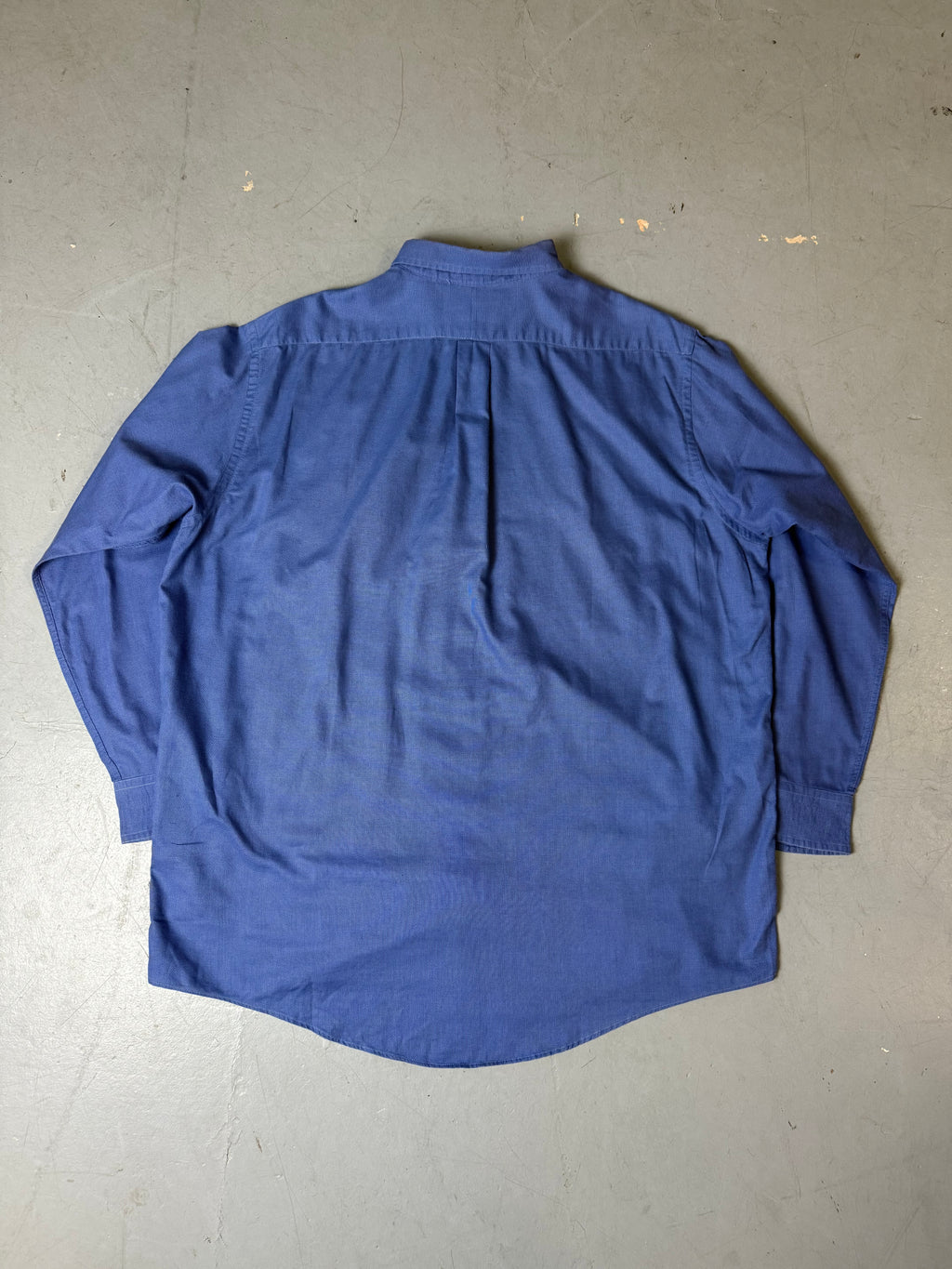 Produktbild von Blauem Burberry Hemd auf graue Grund 