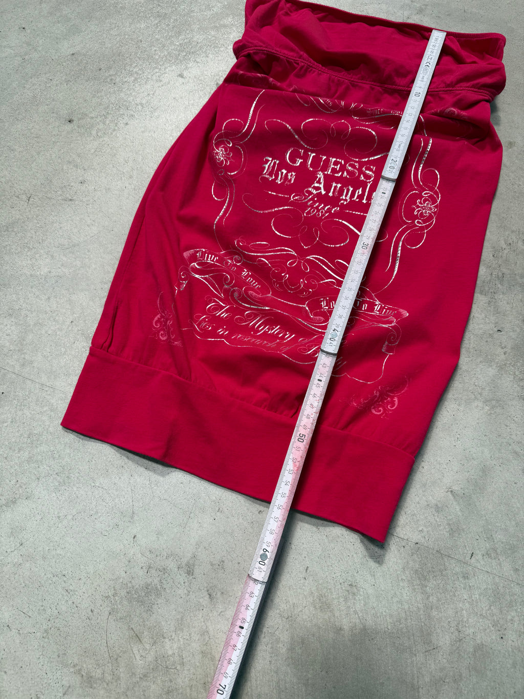 Vintage Guess Pink Rhinestone Strapless Top Mit Crazy Print für Damen. Y2K Second Hand 2000s Fashion 