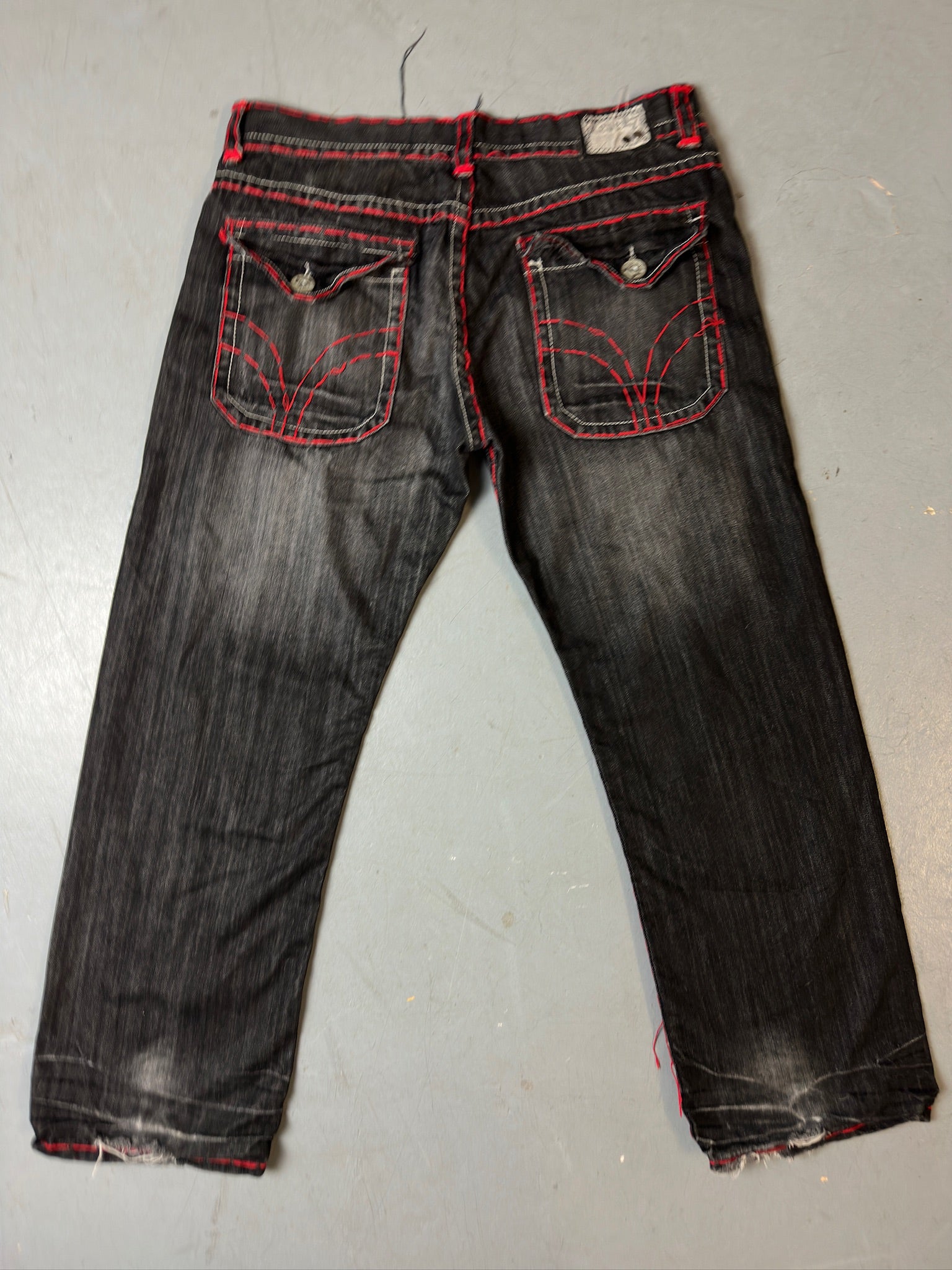 Eine schwarze baggy Japanese denim mit rotem stitching 