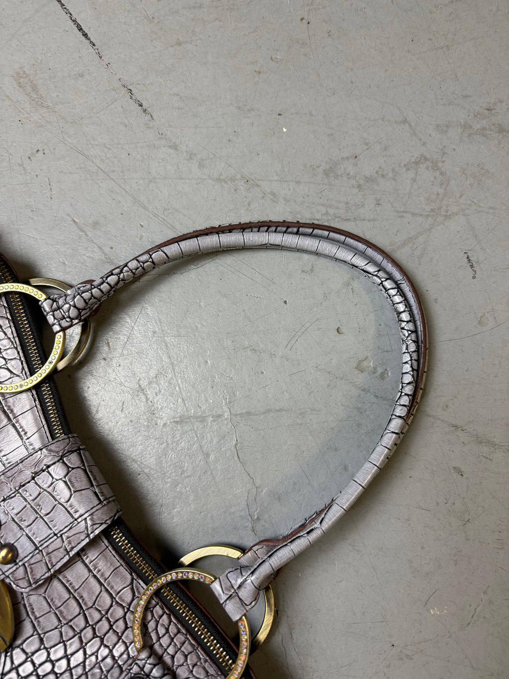 Detailbild von einer Vintage CNTY BAGS Guess Grey Crocodile Optic Baguette Bag von Trägern