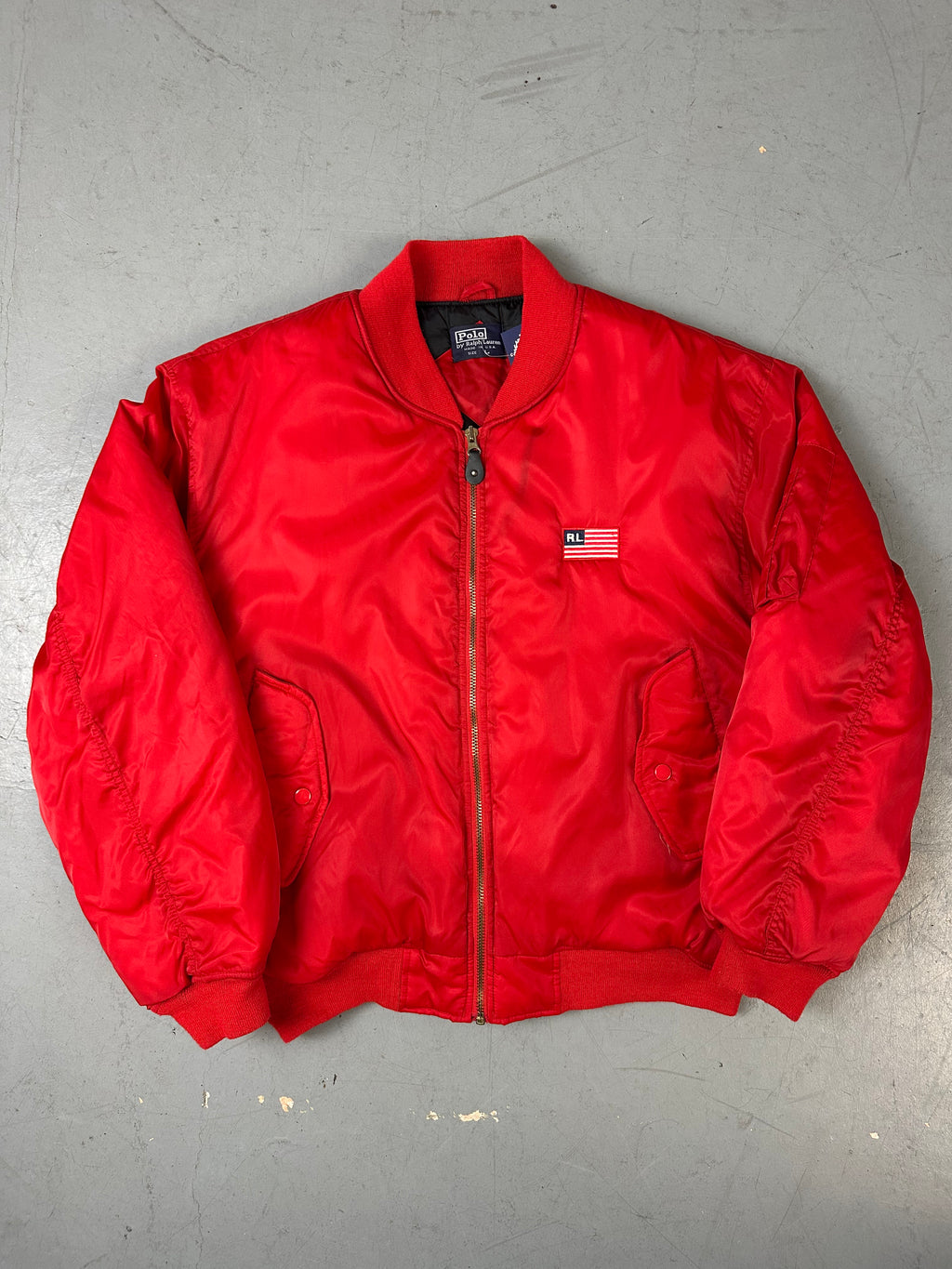 Eine rote Bomberjacke von Ralph Lauren mit dem Logo auf der Brust und Backprint 