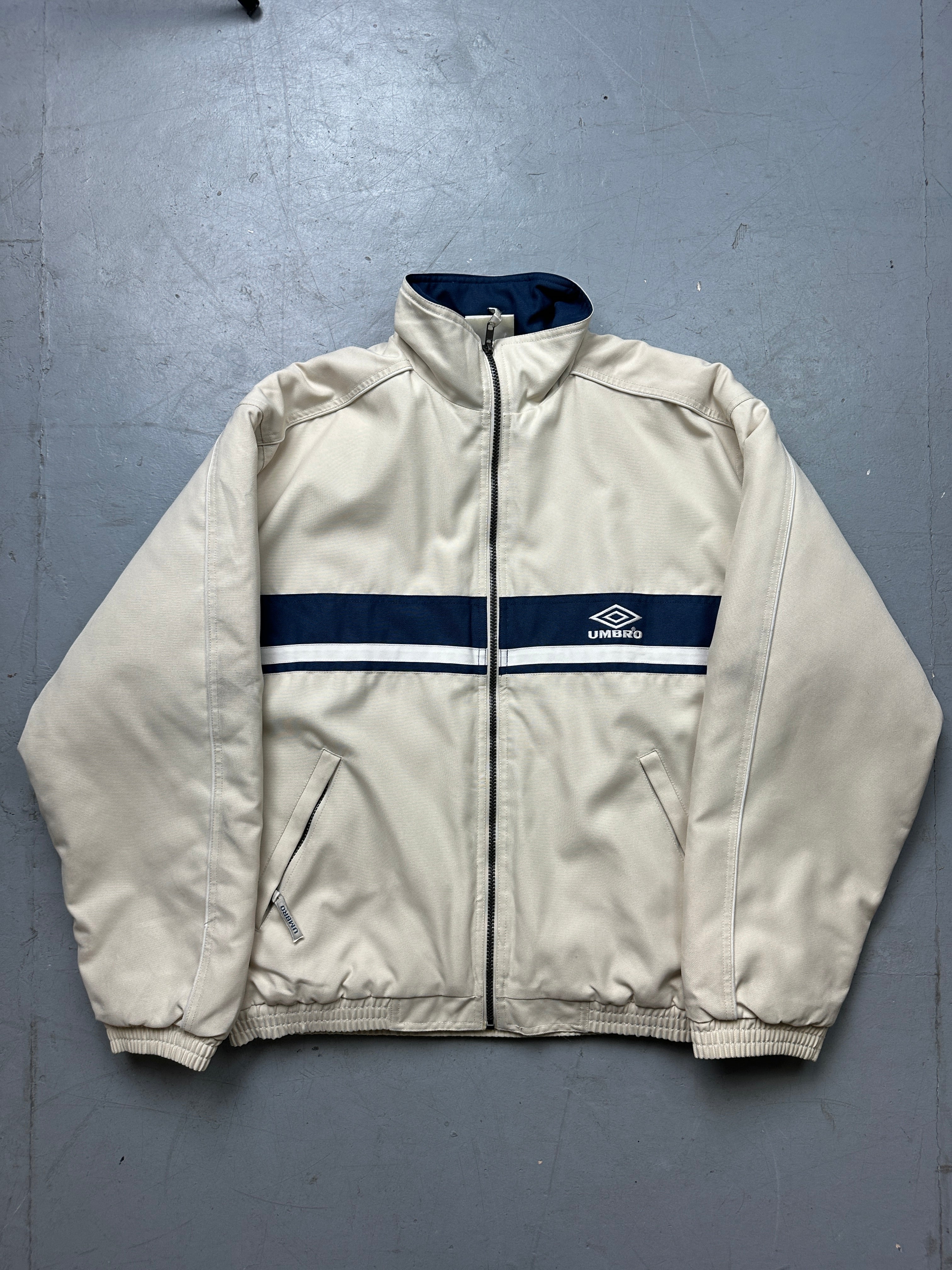 Vintage Umbro Beige/Blue Oversized Jacket für Männer. Y2K Secondhand 2000s Fashion