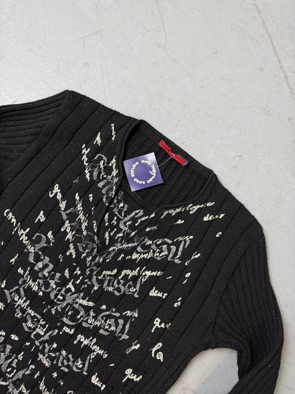 Detailbild von Vintage Angel Devil Black Knit Sweater von vorne